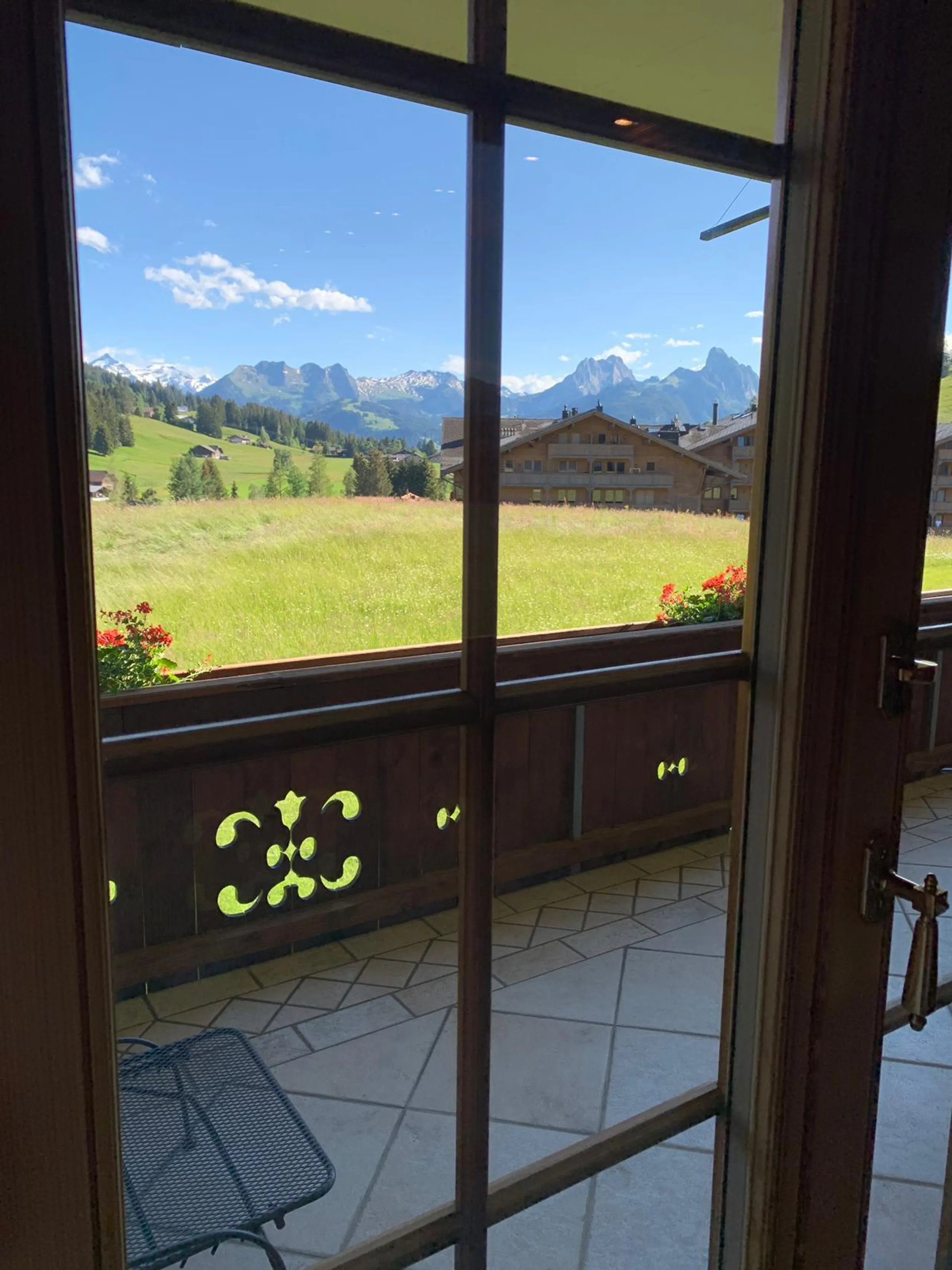 Deluxe Luxury Chalet in Saanen with Stunning Views — photograph 2
