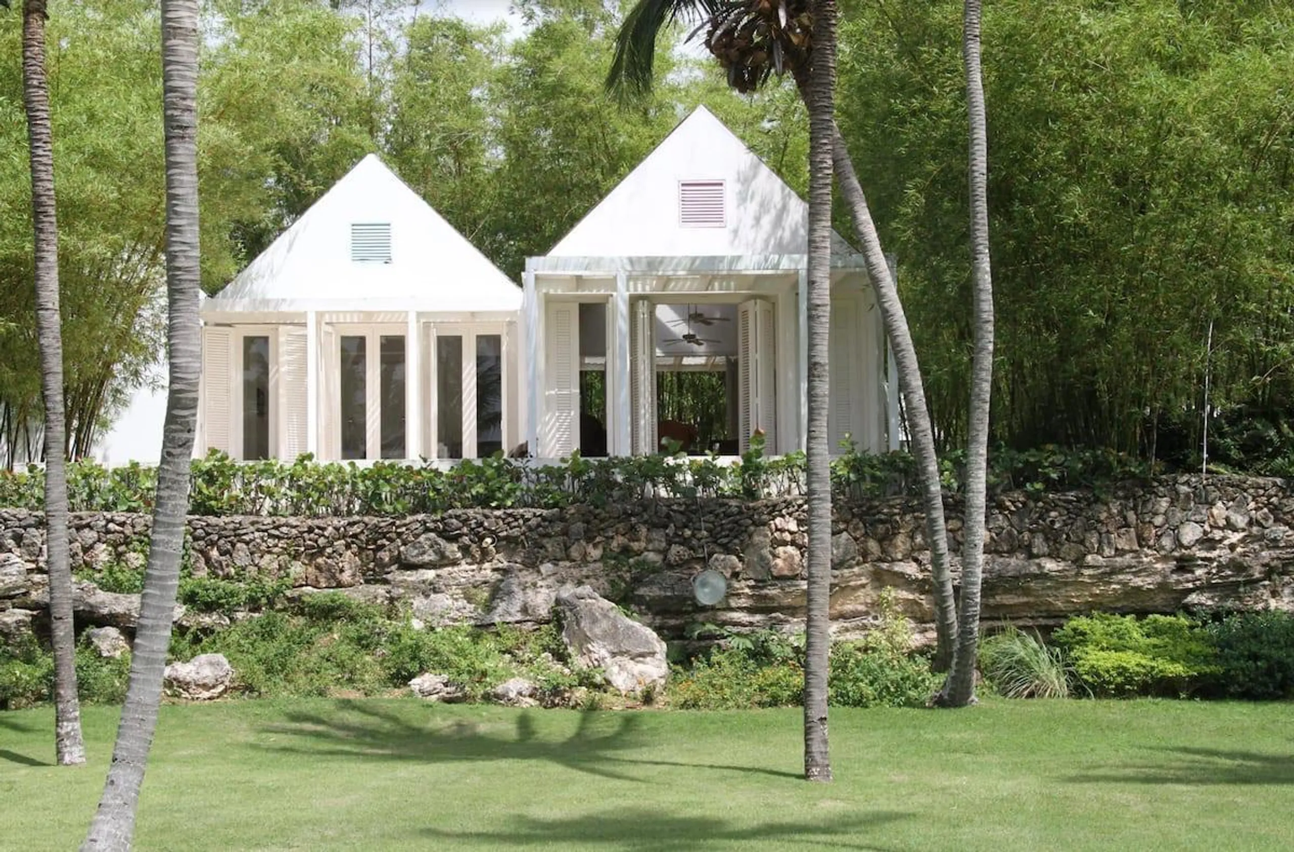 Spectacular Villa with Private Pool, Garden and Unobstructed Ocean Views — photograph 6