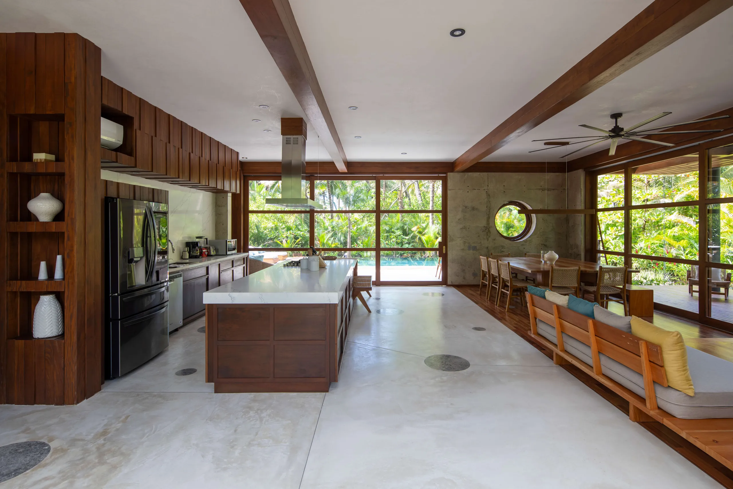 Eco-Luxe 5 Bedroom Villa with Privat Pool, Beach Access and Tropical Beauty — photograph 11