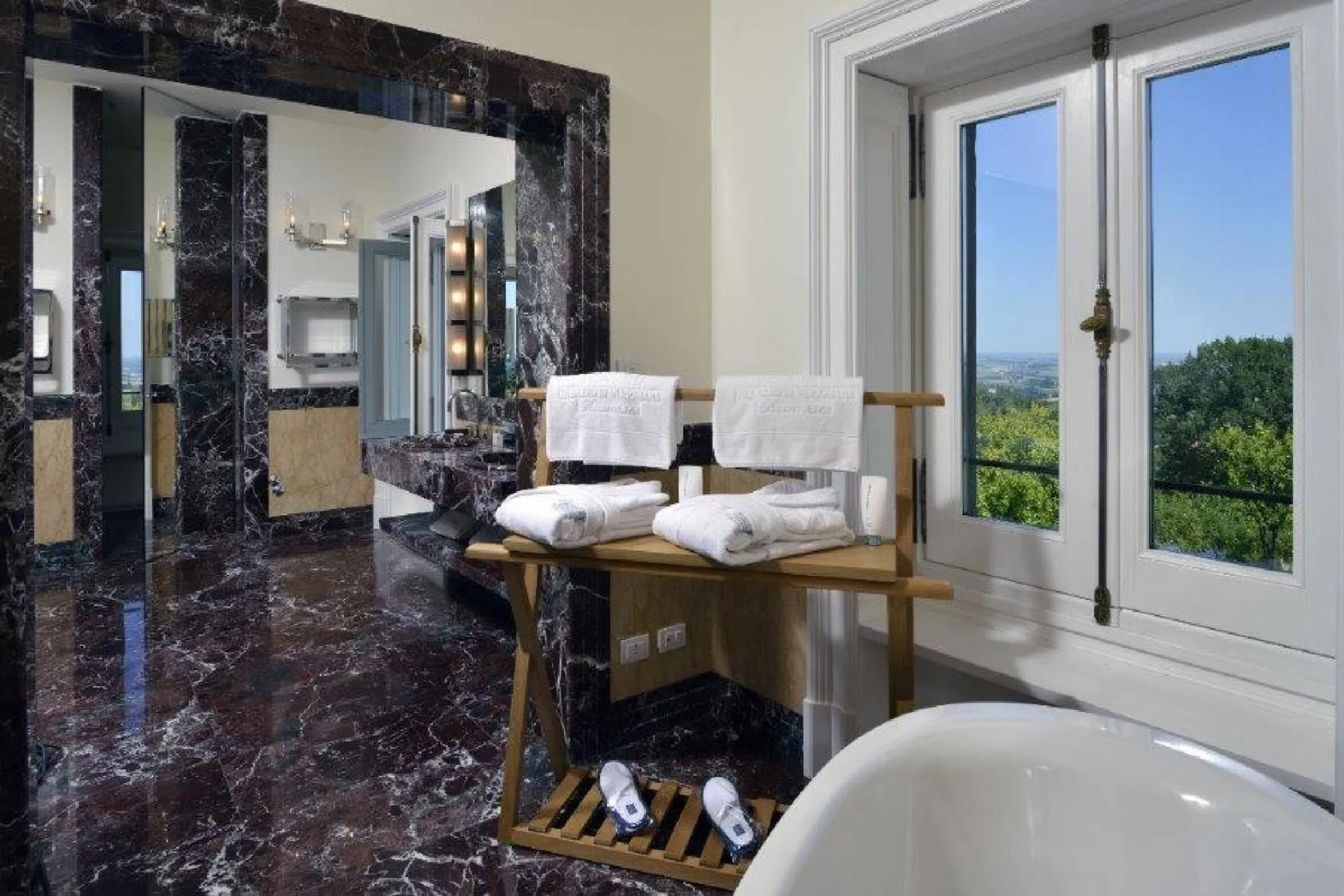 Paradise Estate with Infinity Pool and Lush Garden Grounds — photograph 10