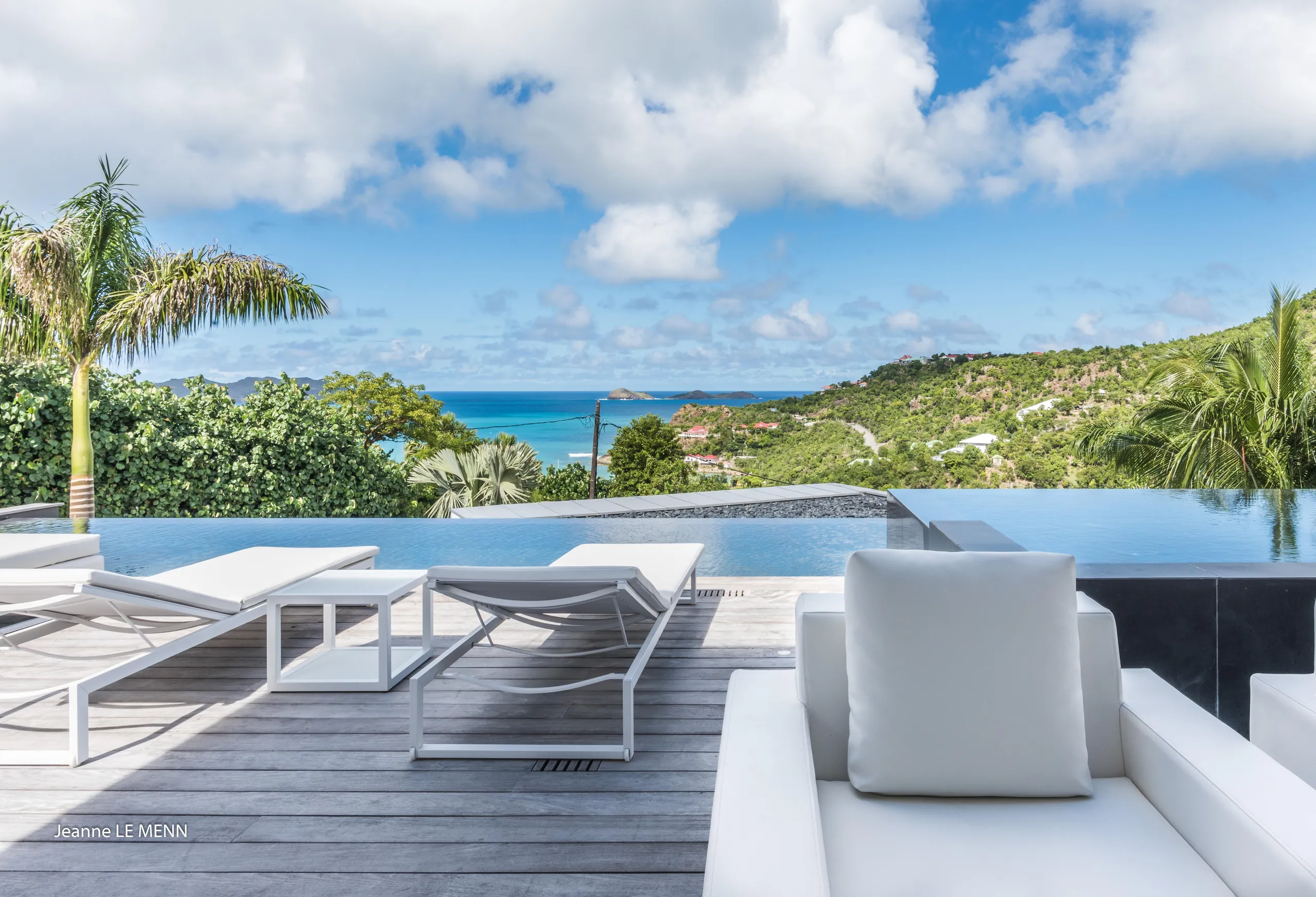 Captivating Tropical Villa with Infinity Pool and Fitness Room — photograph 3