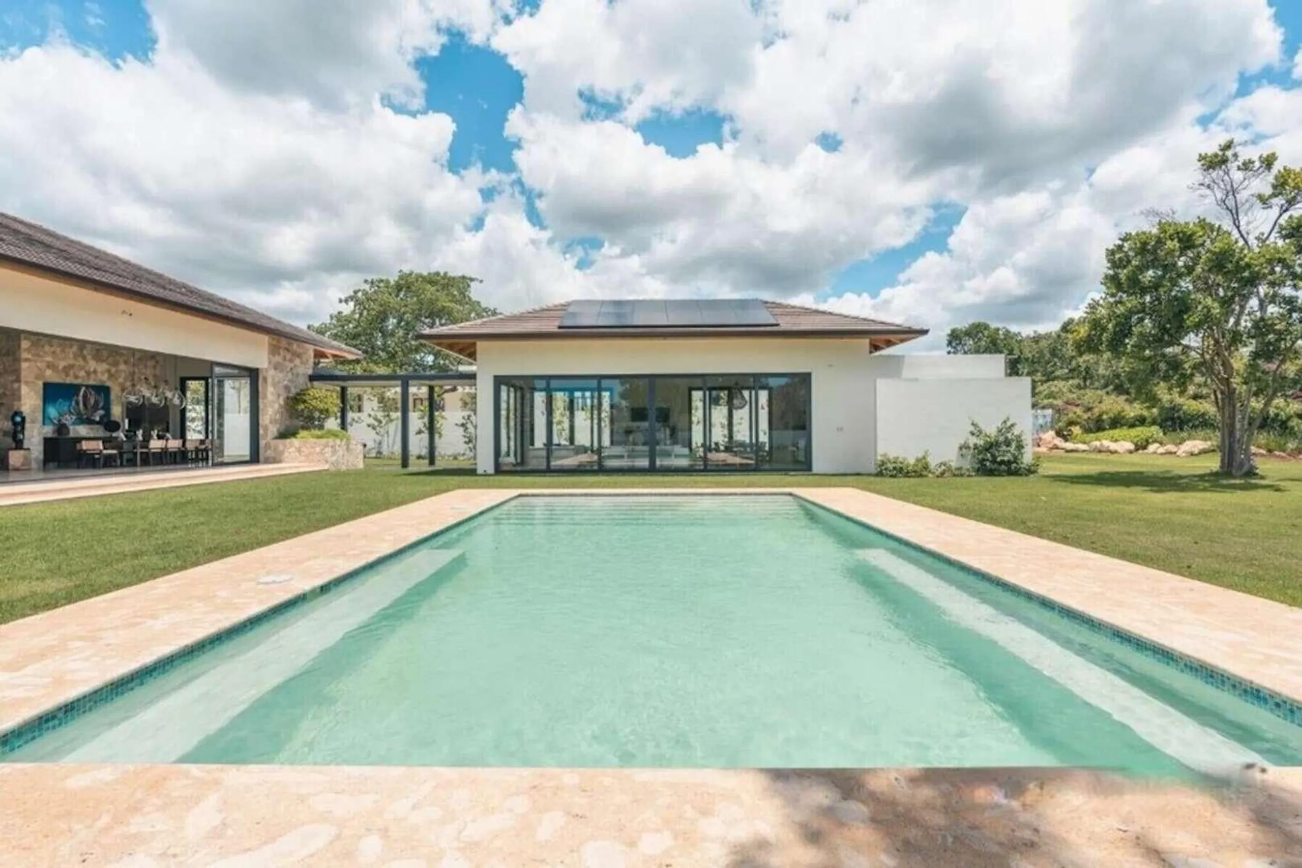 Refreshing Golf Villa with Private Pool and Marina Access — photograph 2