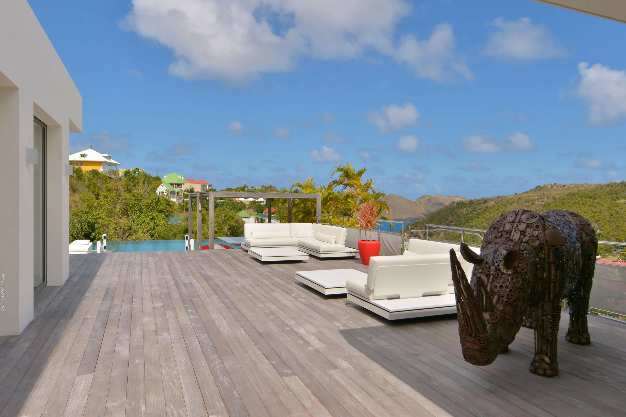 Luxury Villa Oasis: Serene Hillside Retreat with Infinity Pool in St-Barts — photograph 11