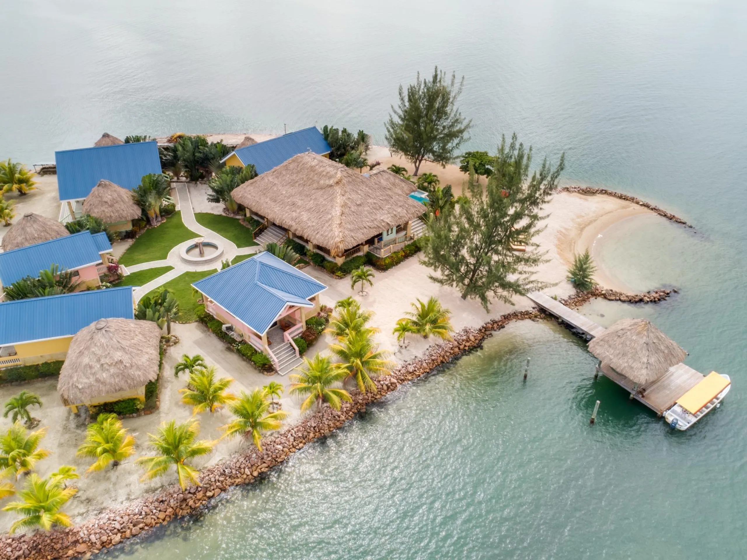 Exquisite Island Villa with Pool and Private Beach — photograph 3