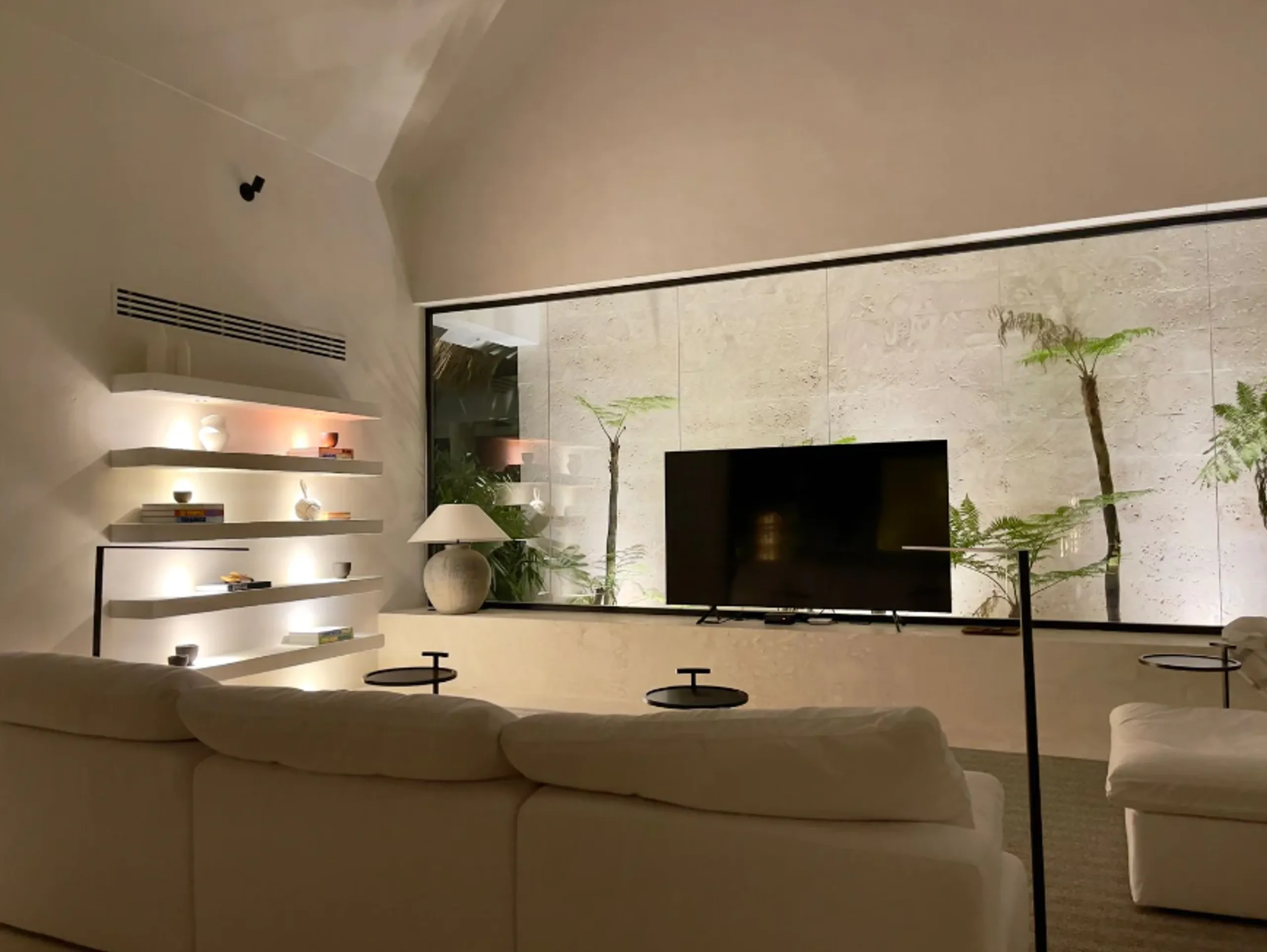 Casa de Campo's Refined Villa with Panoramic View of the Golf Course — photograph 6
