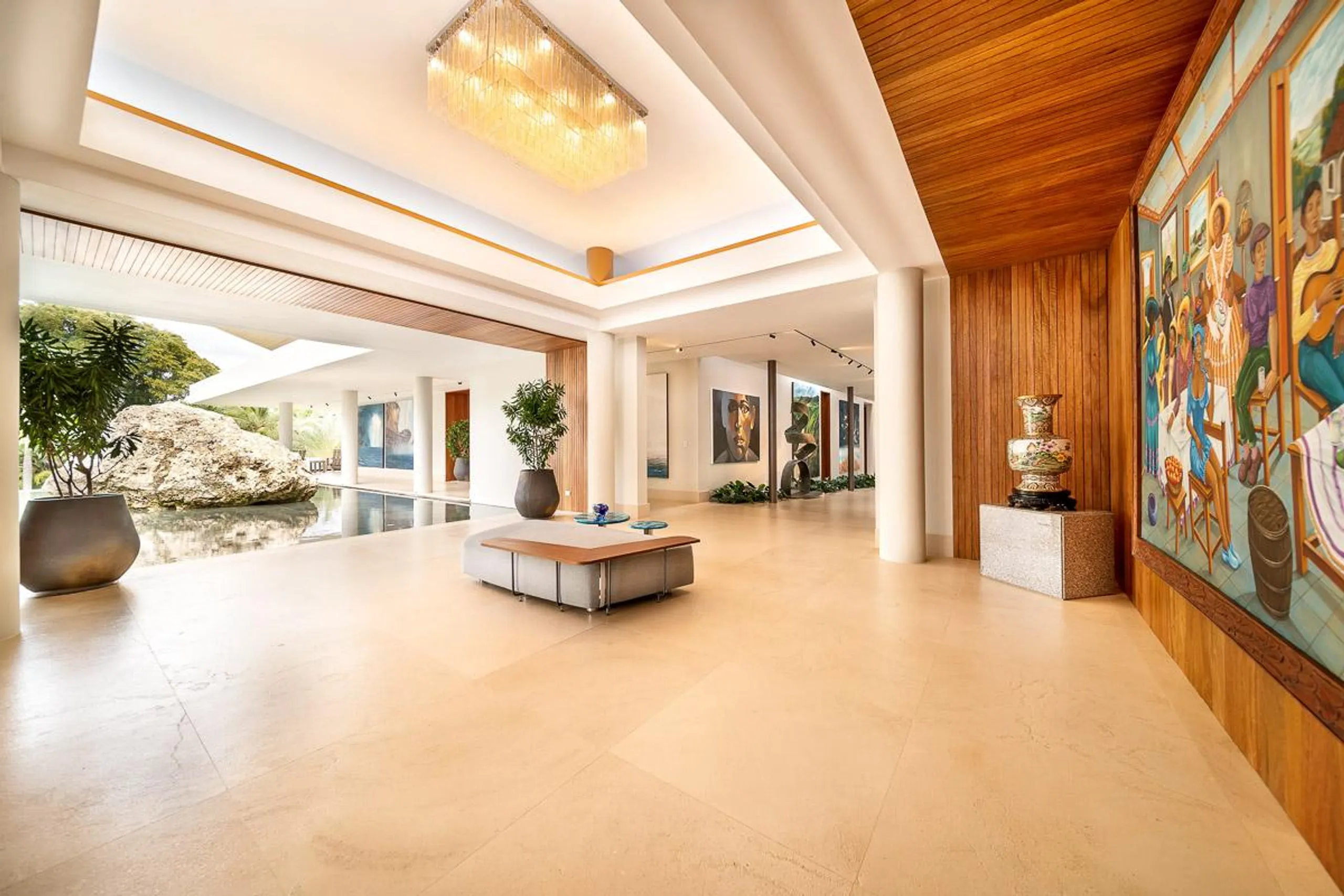 Glamorous Seaside Estate with Infinity Pool and Walks to Beach — photograph 8