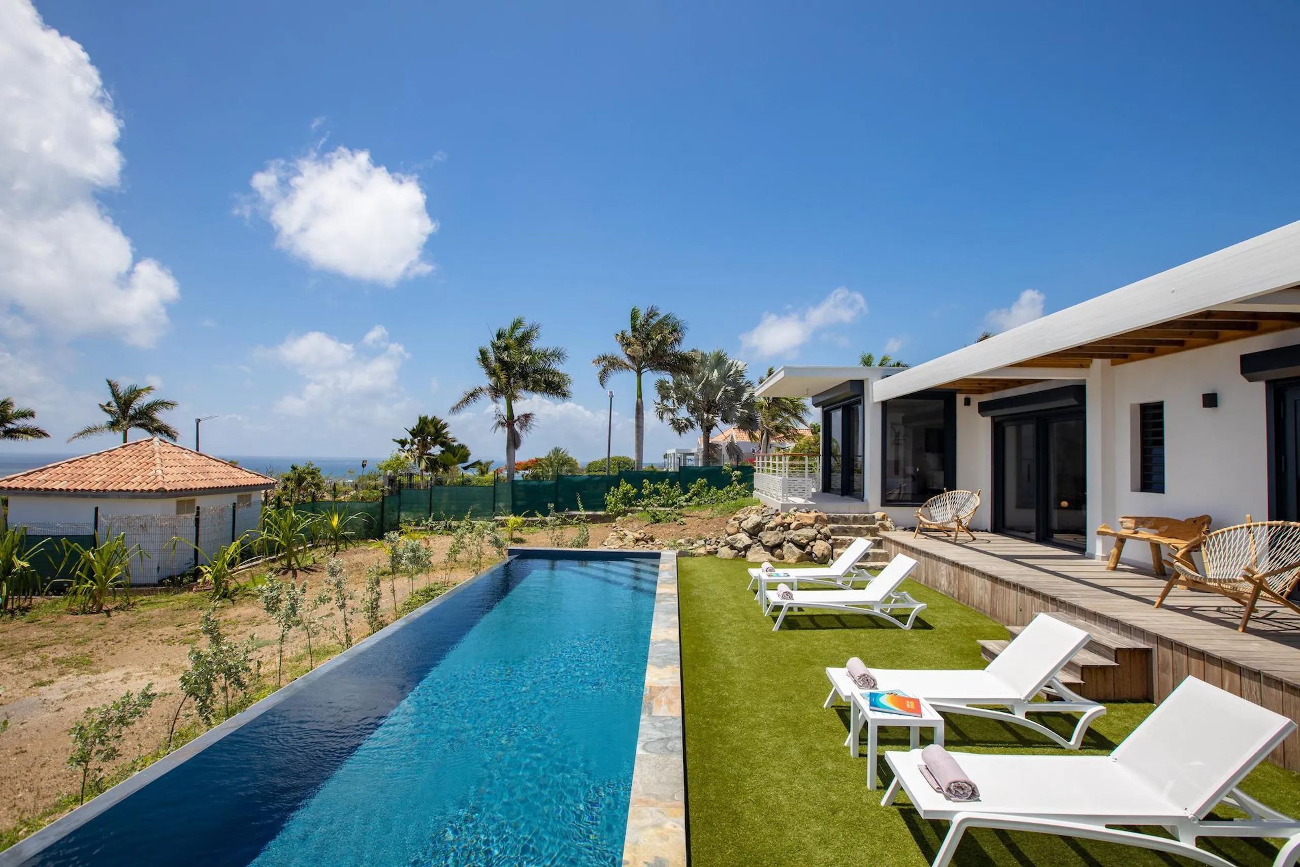 Sleek and Modern Designed Villa with Heated Pool and Breathtaking Ocean View — photograph 9