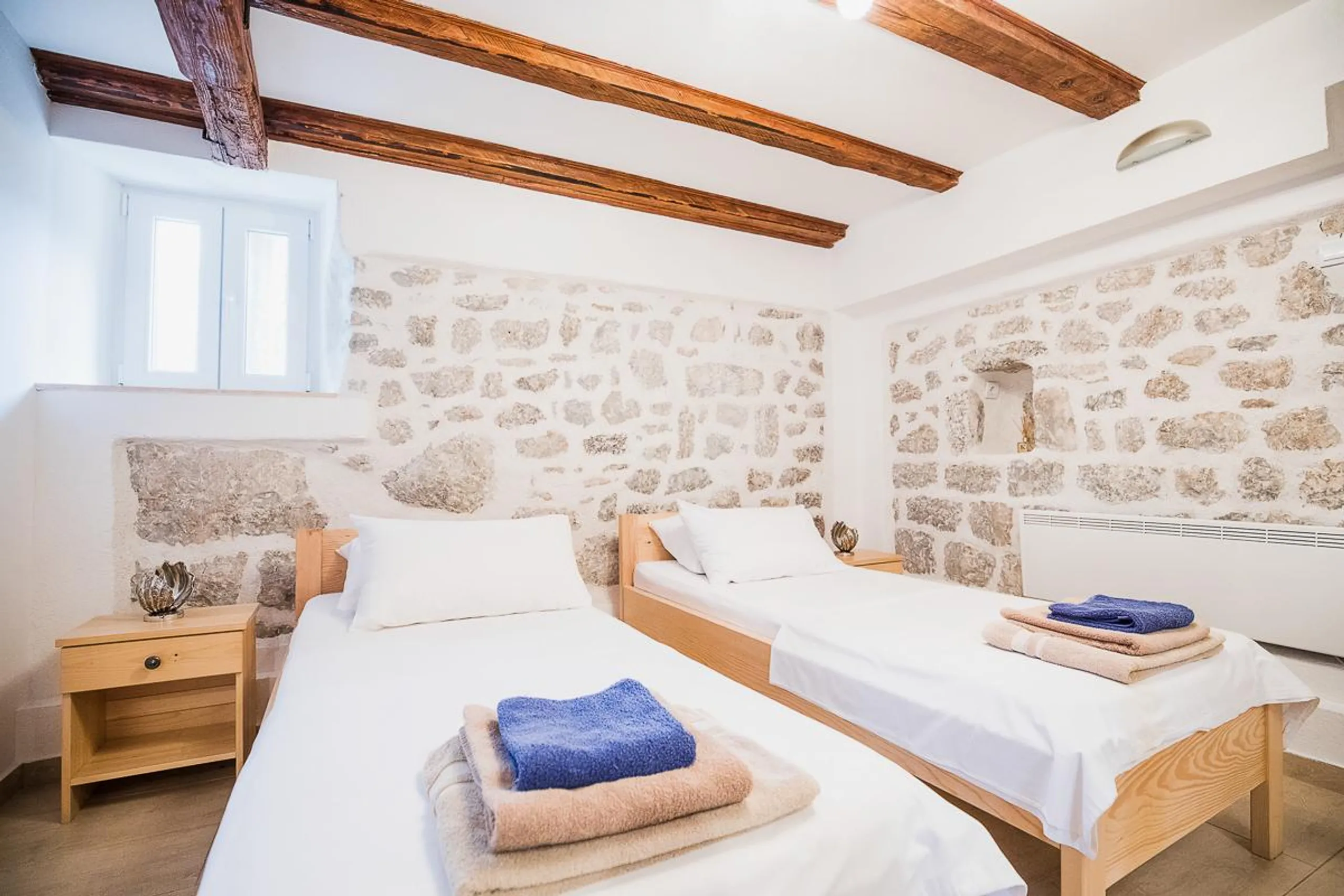 Calming Rustic Villa with Private Pool and Views of the Glittering Bay — photograph 11