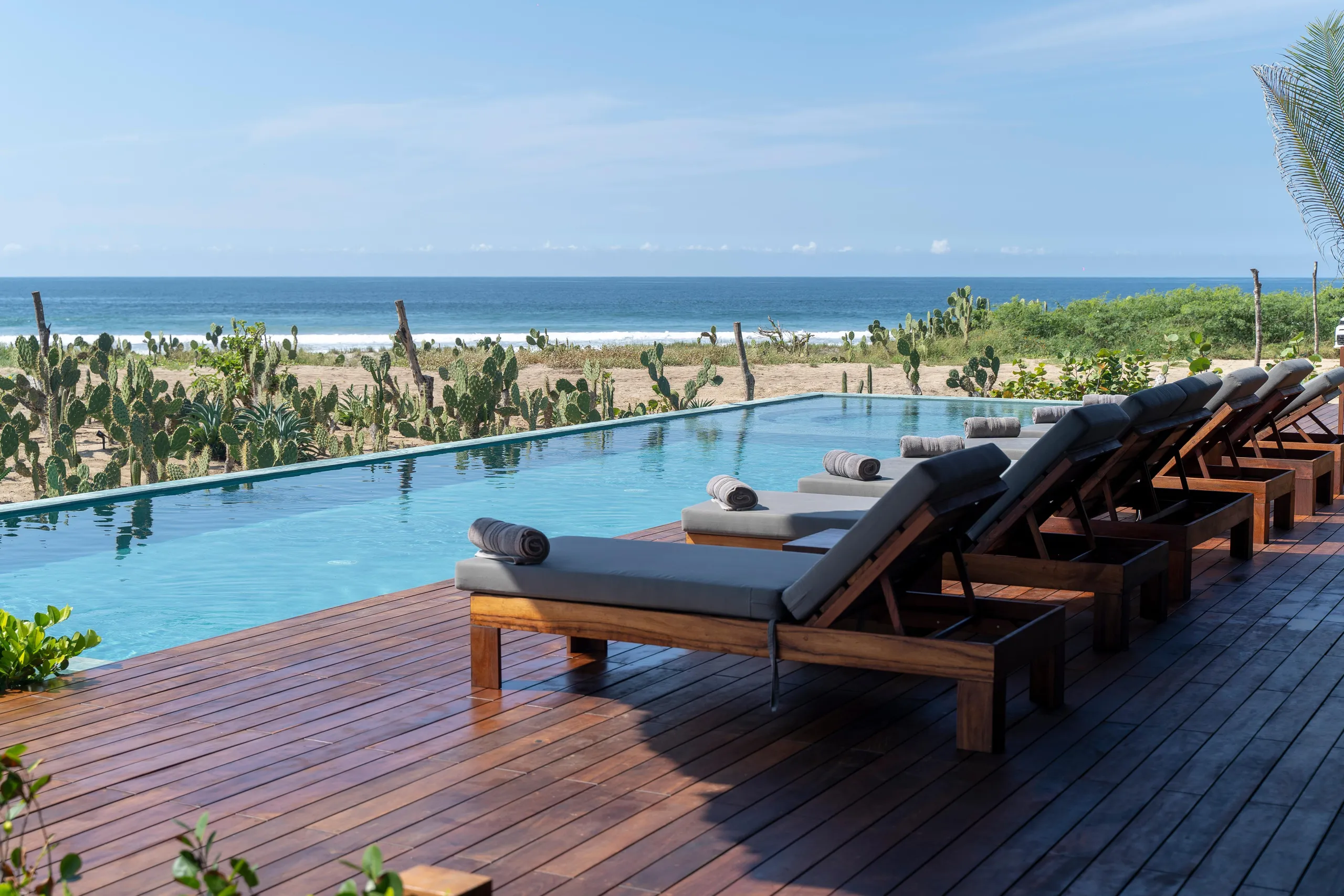 Cerulean Sanctum Beachside Resort Estate with Infinity Pool — photograph 2