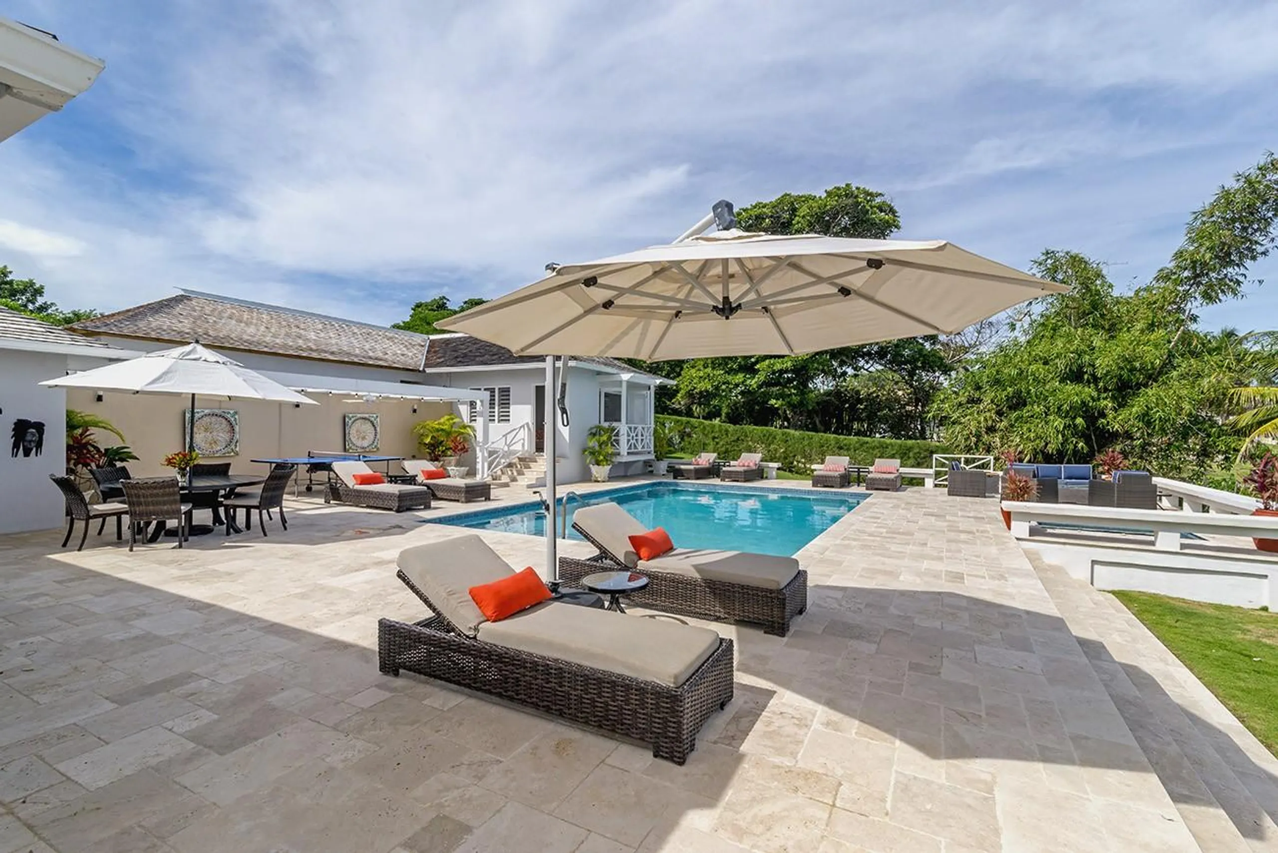 Elegant Beachfront Villa in Montego Bay with Private Pool and Hot Tub — photograph 3
