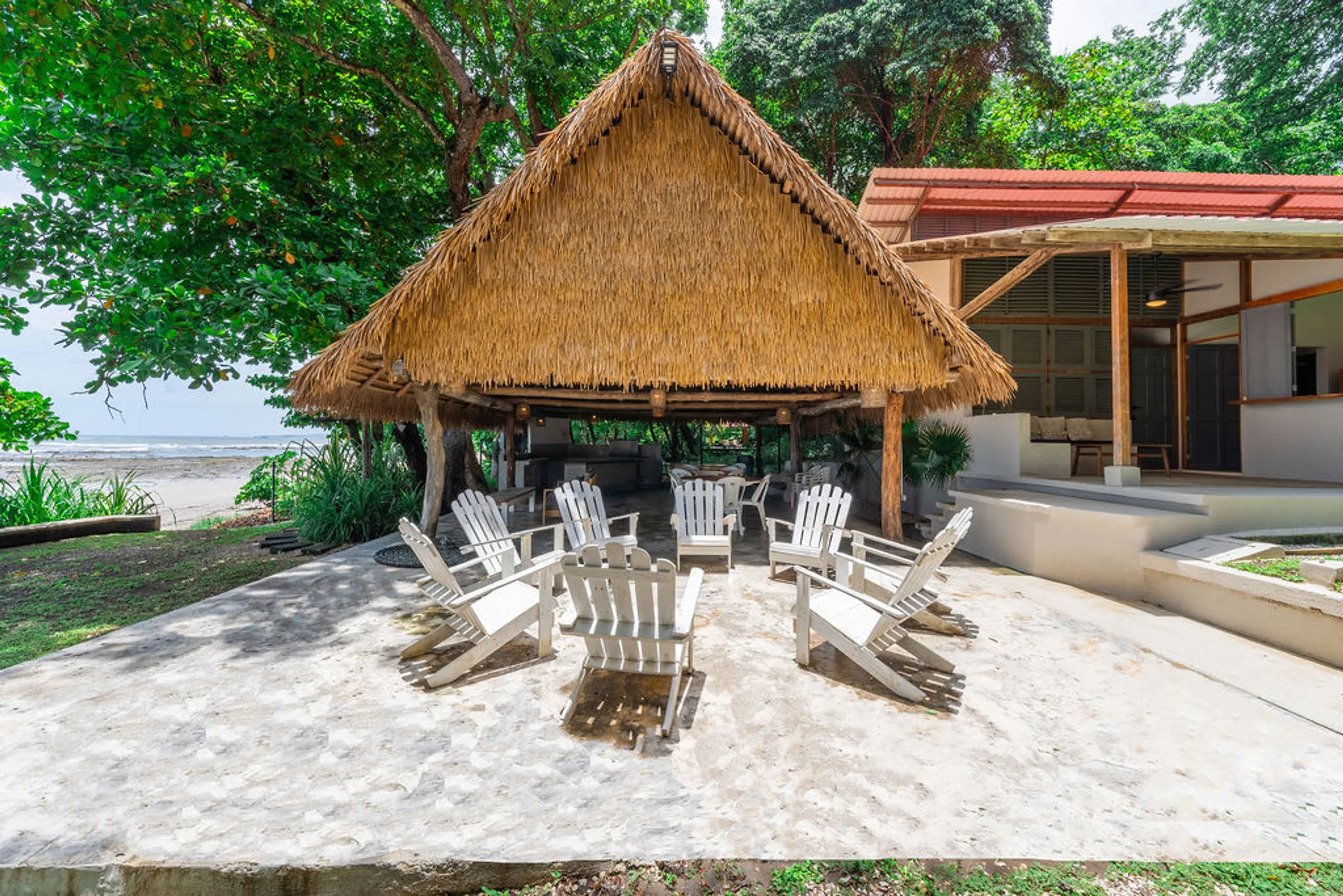 Exclusive Beachfront Compound with Ocean Views & Private Access — photograph 5
