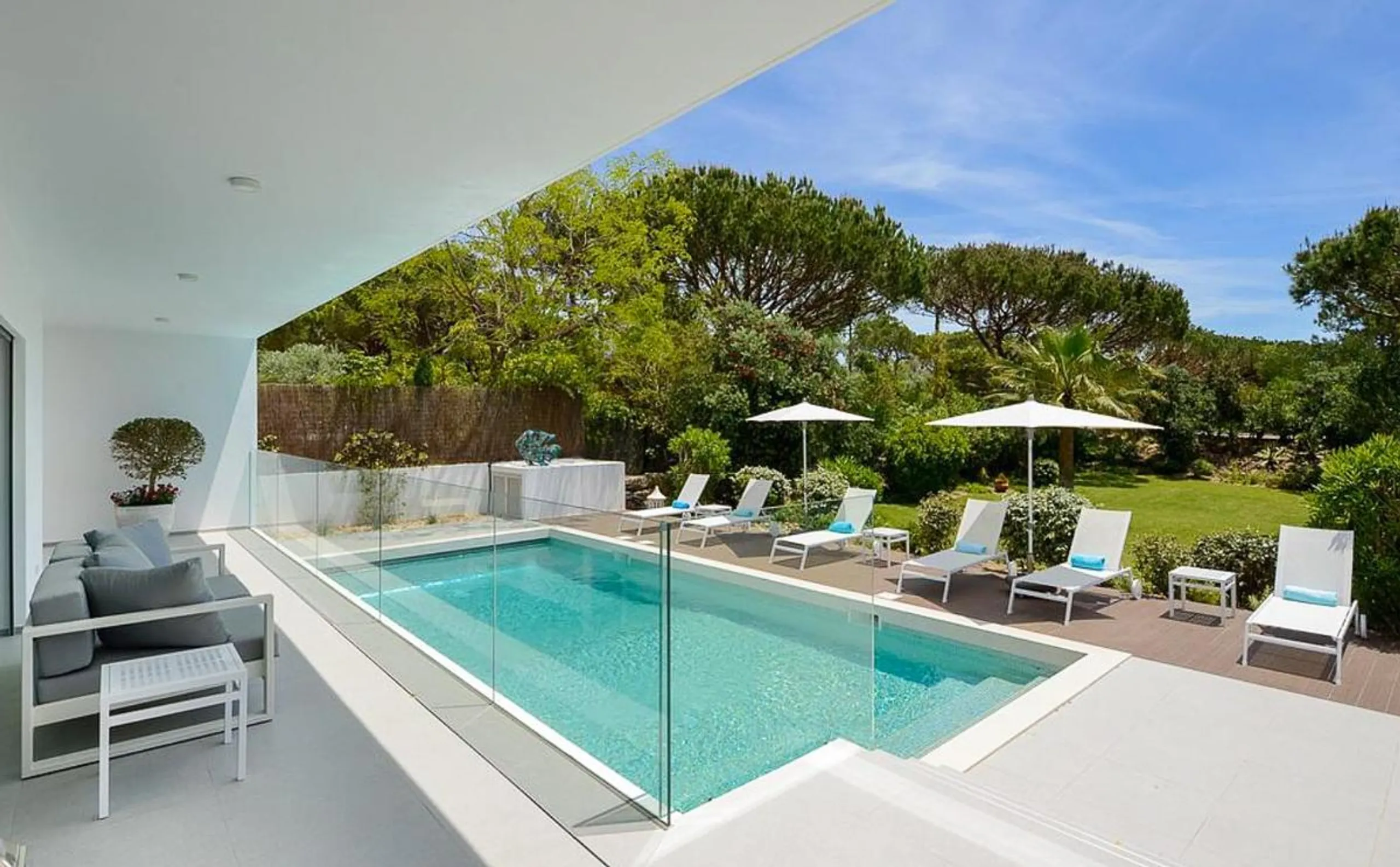 Chic Newly Built Villa with Private Pool and Sea Views — photograph 3