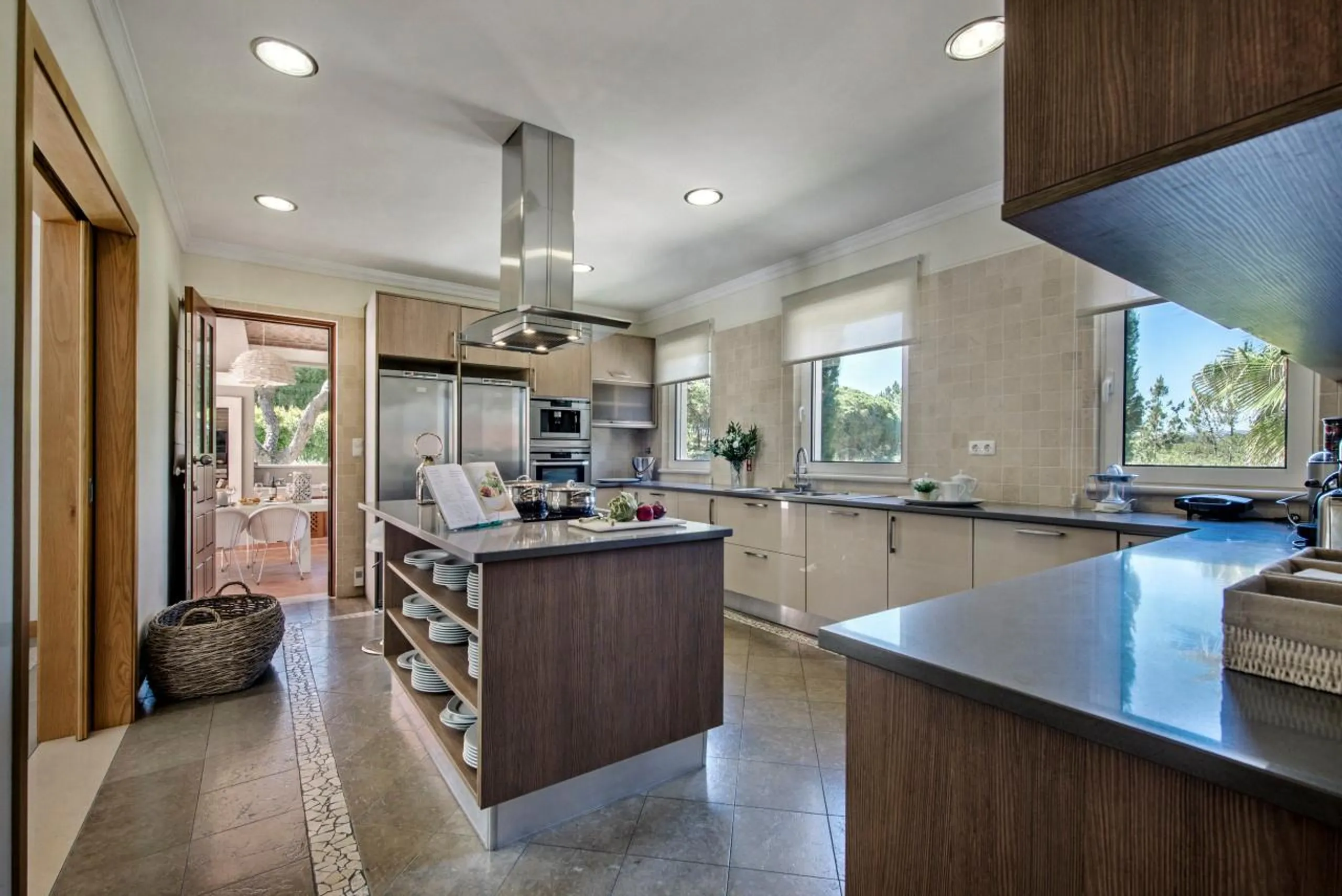 Opulent 5 Bedroom Villa with Private Pool and Landscaped Gardens — photograph 9
