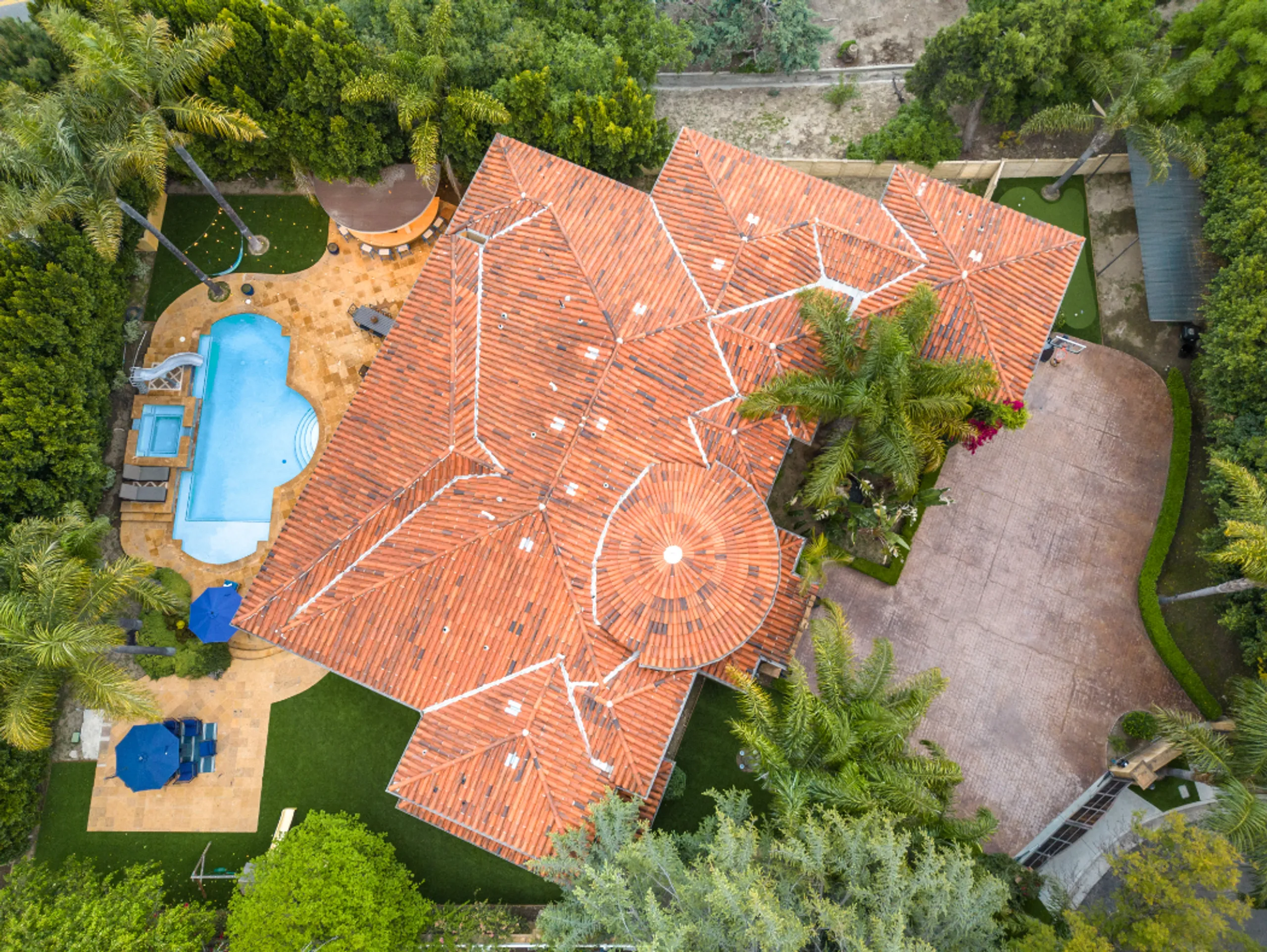 Opulent Tarzana Mediterranean Villa with Pool, Spa, & Theater — photograph 5