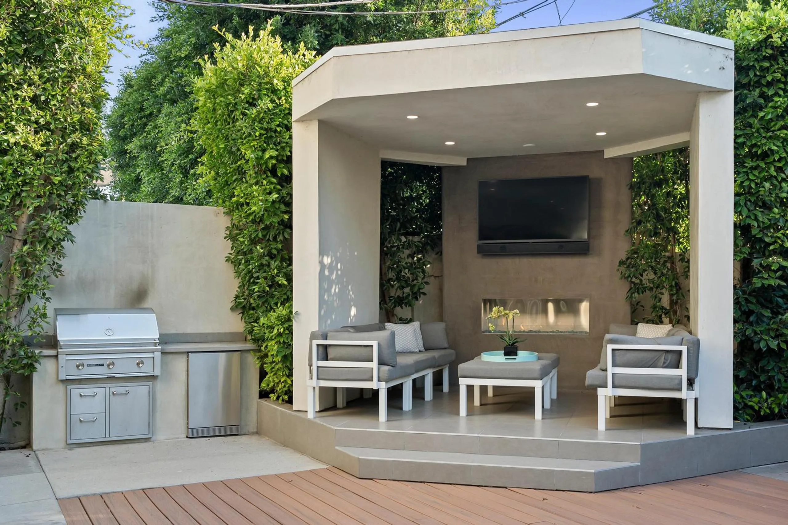 Modern Contemporary Luxury Estate with Pool and Hot Tub — photograph 4