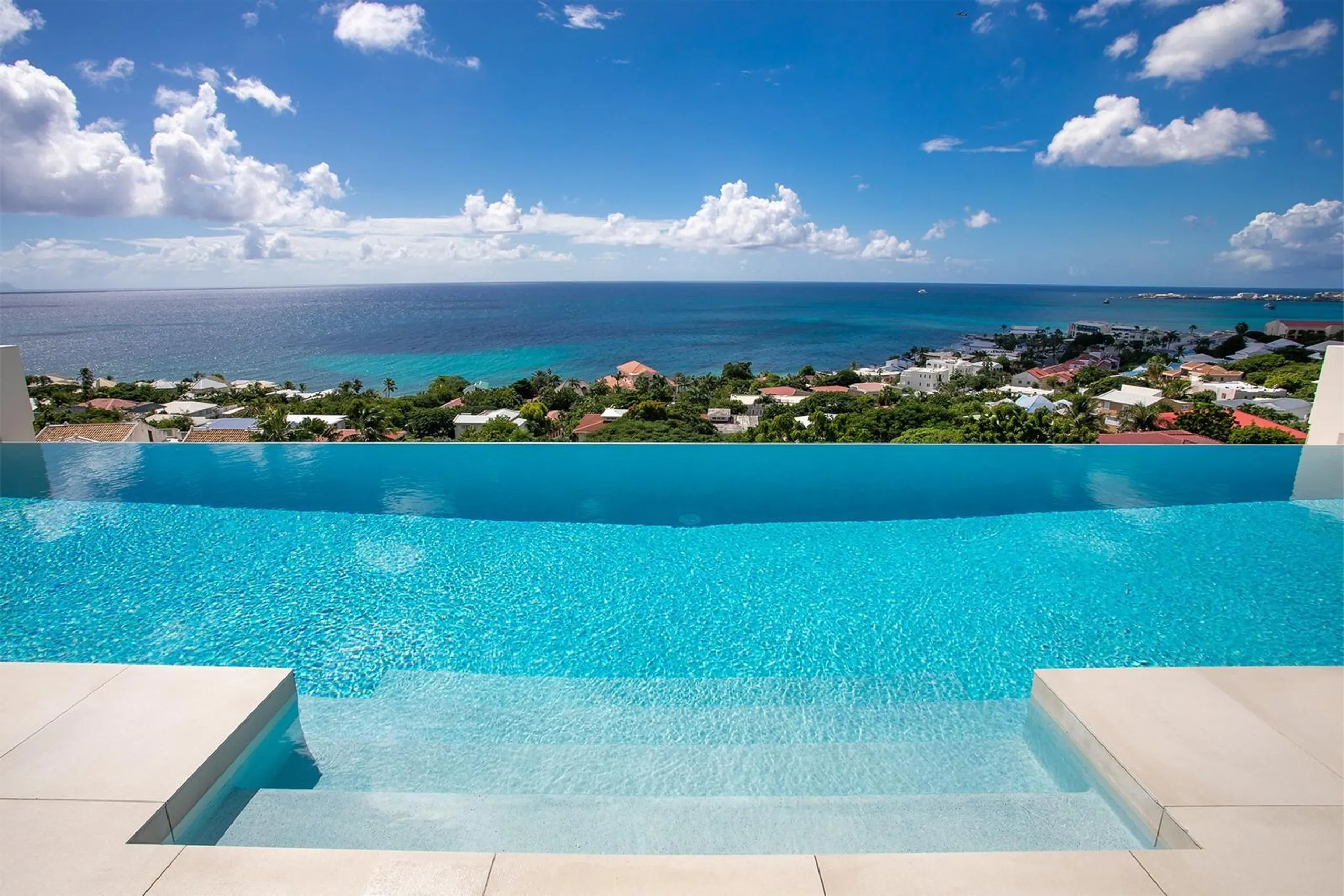 Luxurious Modern Getaway with Infinity Pool and Views in St. Martin — photograph 6