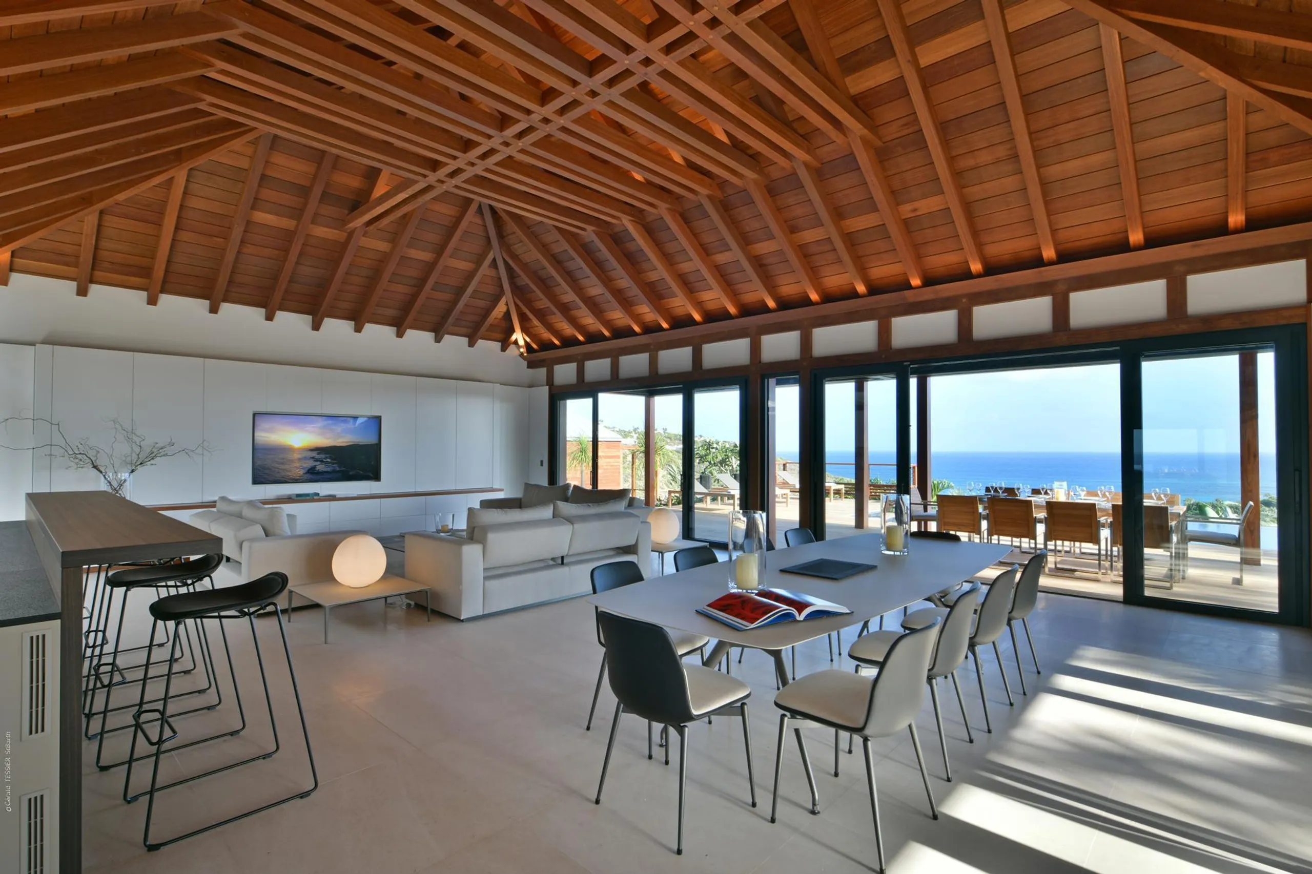 Expansive Eco- Estate with Private Pool and Movie Theater — photograph 5