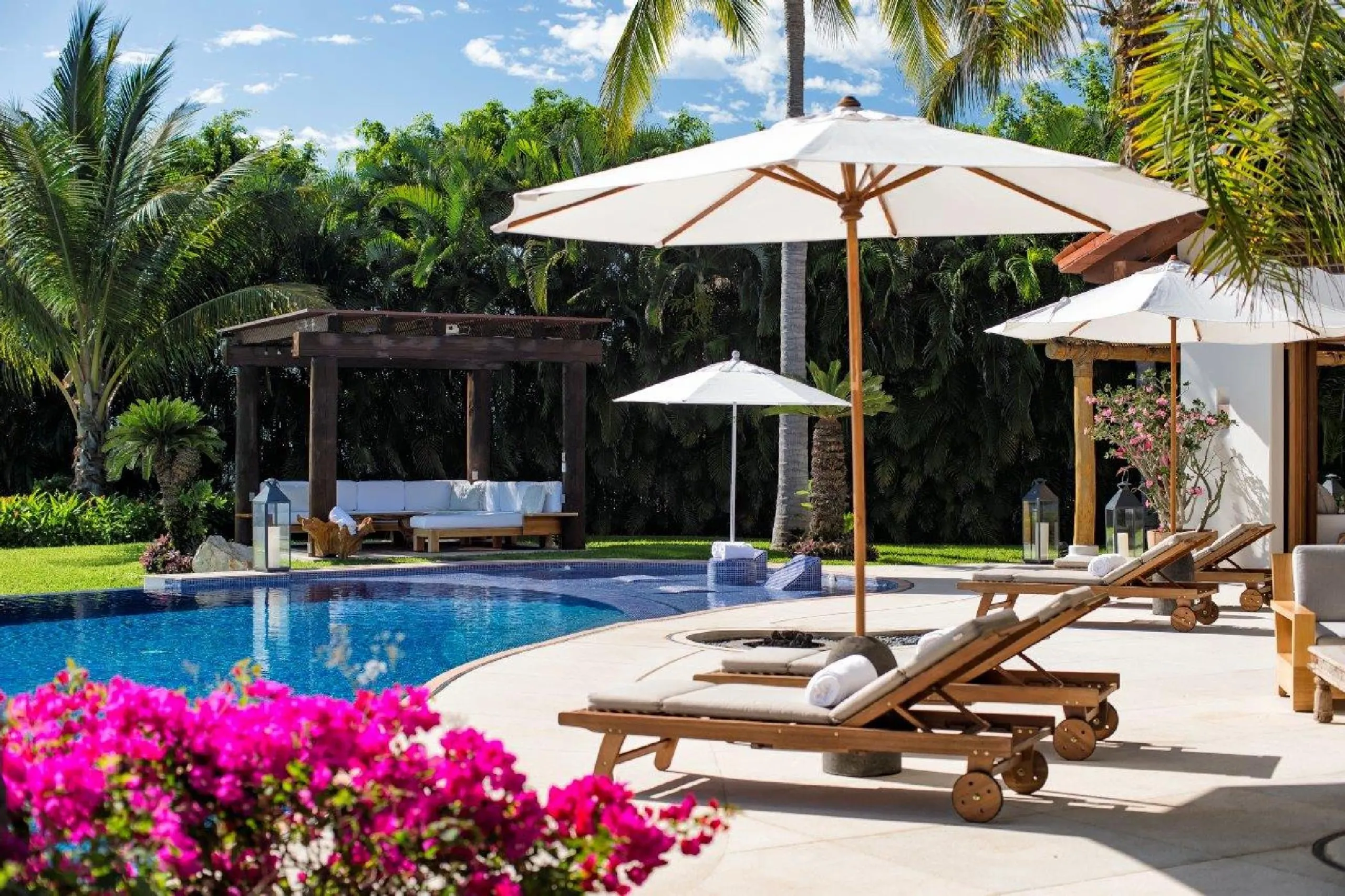Magnificent Fully Staffed Luxury Beachfront Punta Mita Estate with Infinity Pool and Ocean Views — photograph 4