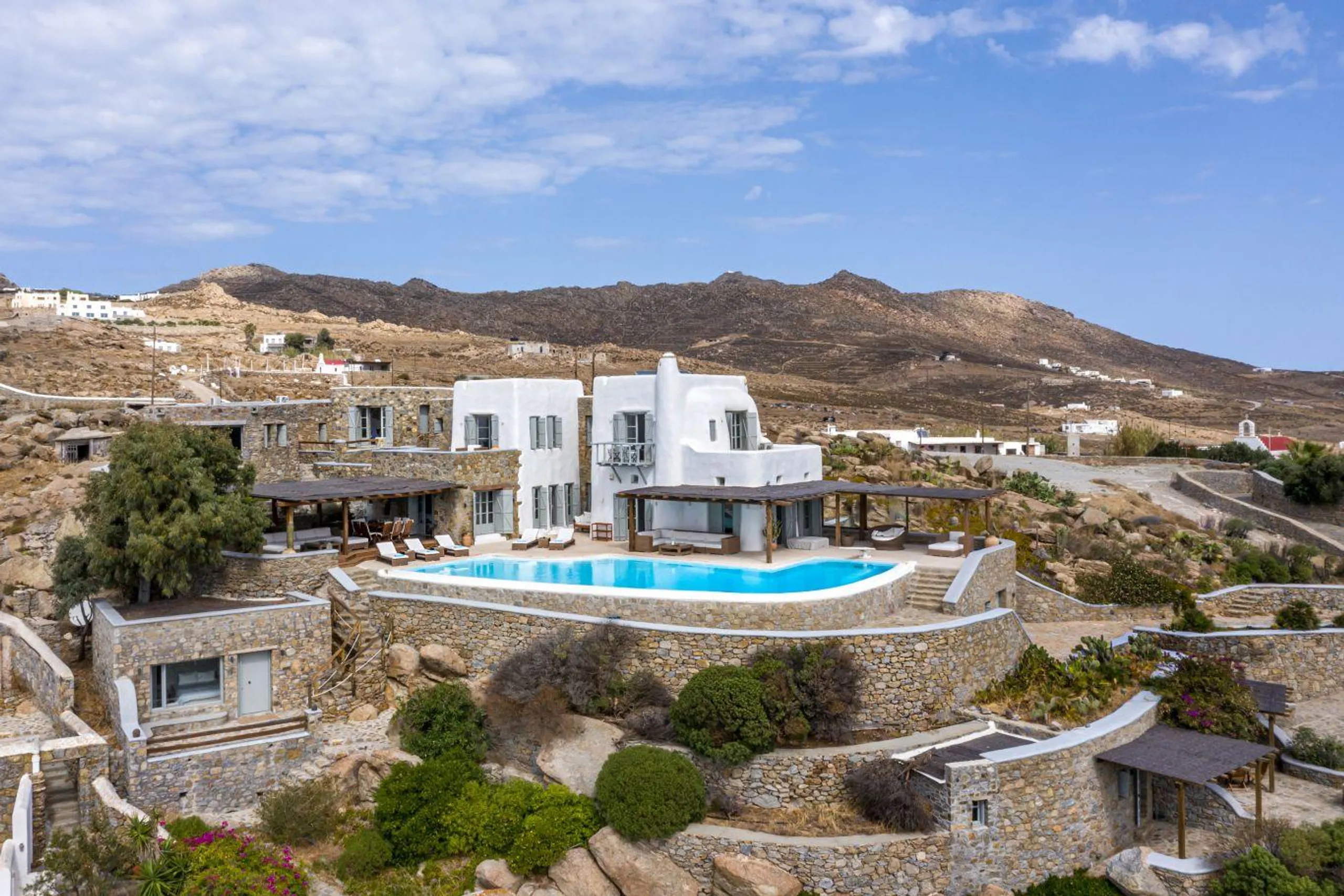 Grandiose Mykonos Villa with Gorgeous Pool and Sea Views — photograph 2