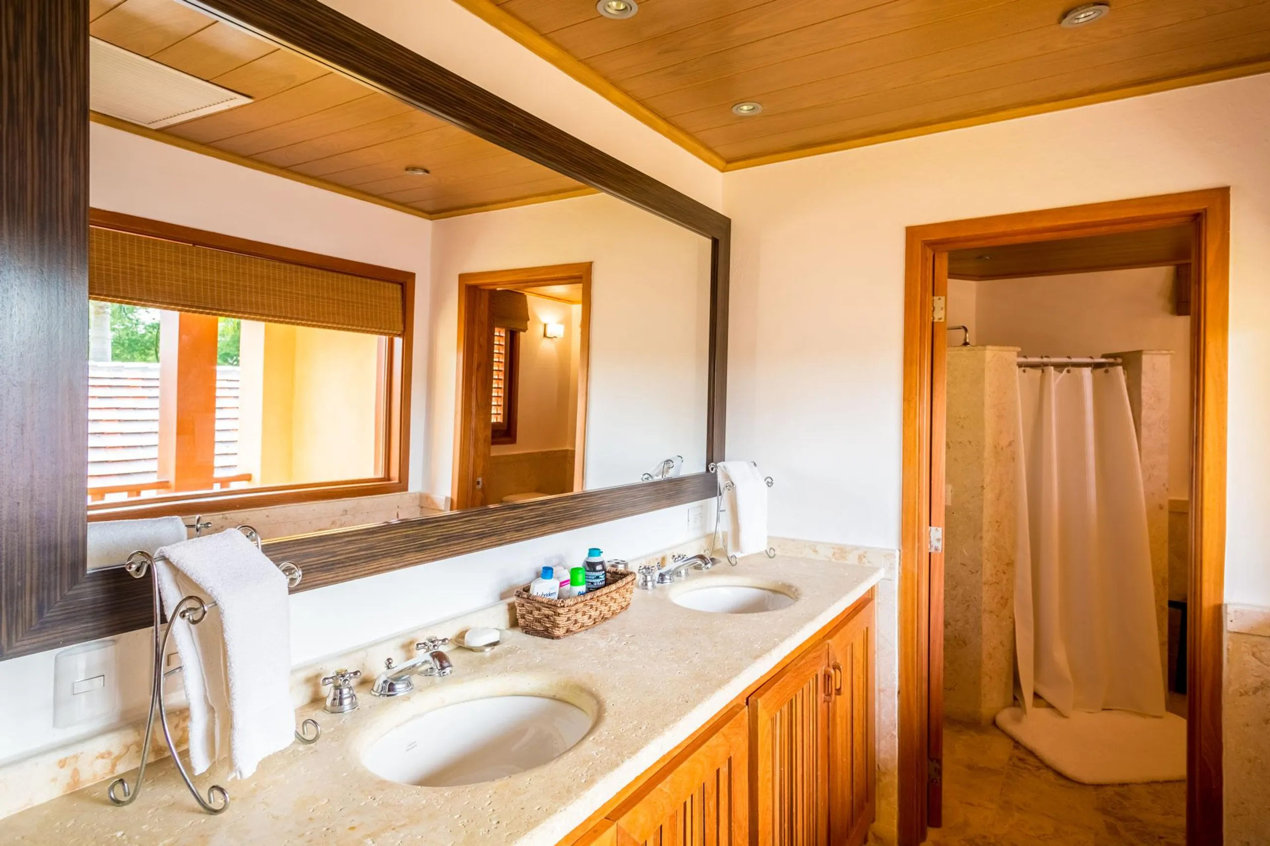 Exquisite Tropical Villa with Infinity Edge Pool and Balinese-Inspired Elements — photograph 9