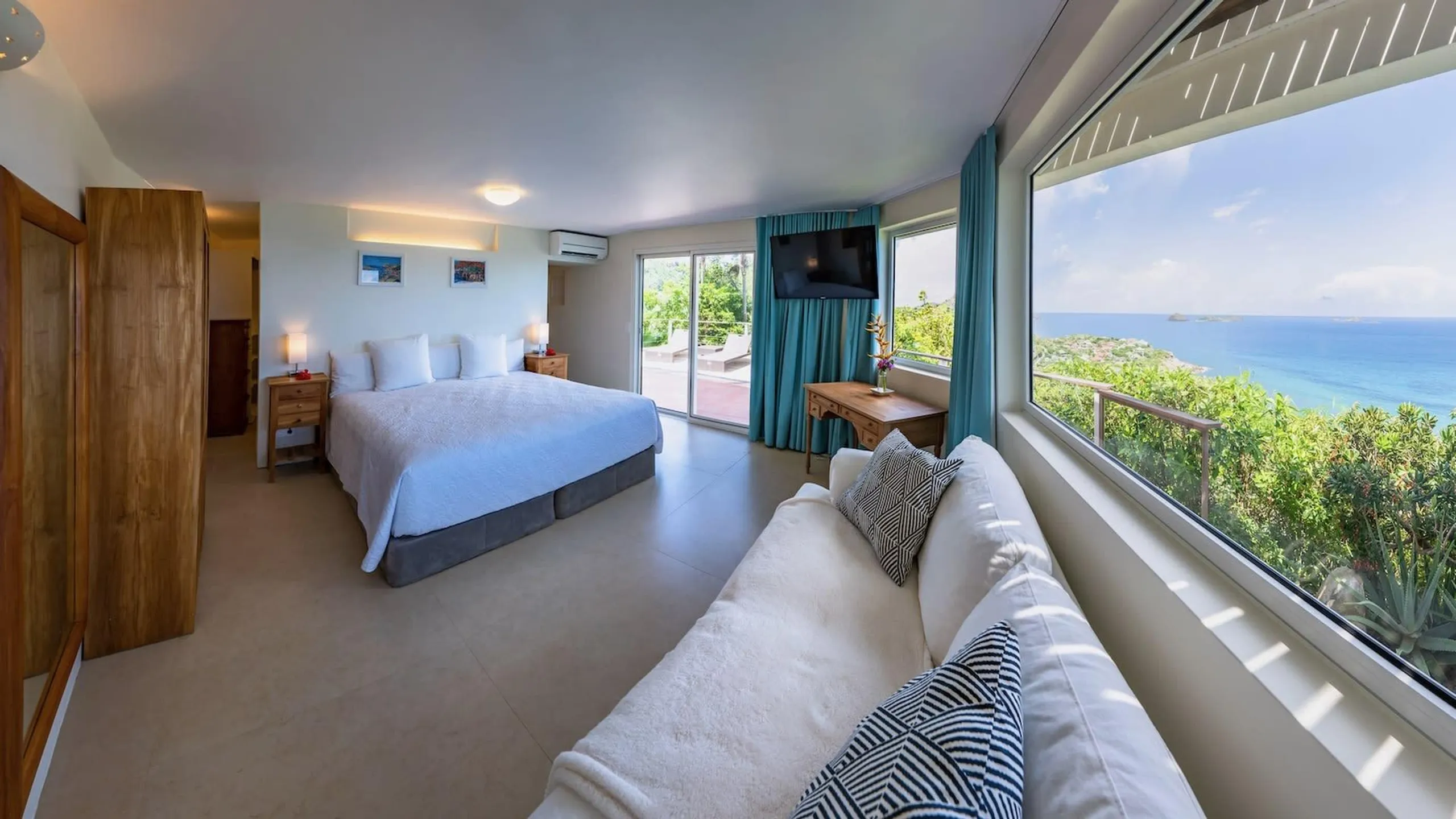Splendorous Seafront Haven with Heated Pool and Panoramic Caribbean Views — photograph 11