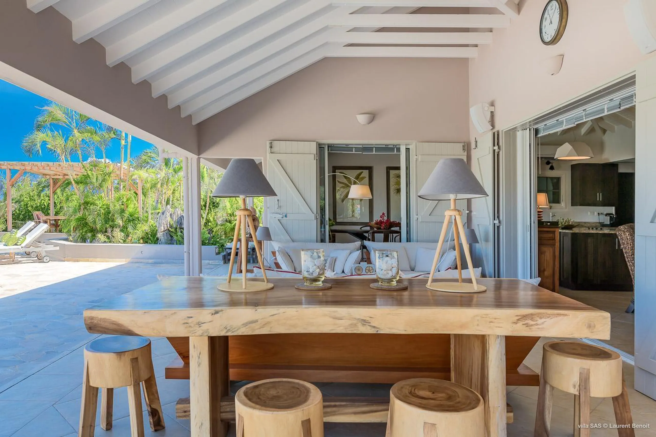 Breathtaking Seaside Villa with Private Pool and Covered Patio — photograph 7