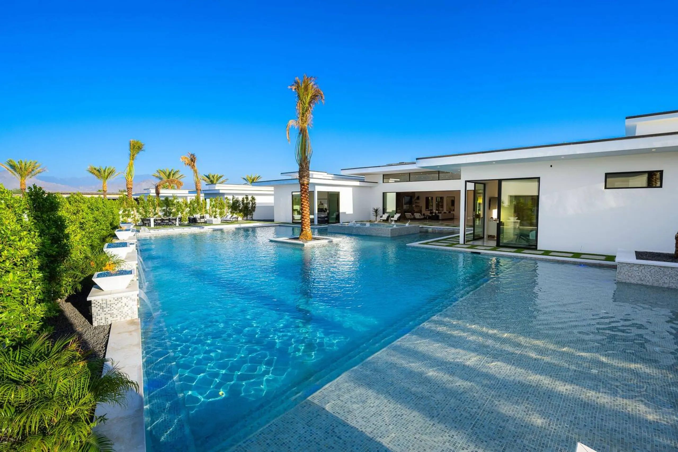 Sophisticated Resort-Style Villa Near Madison Club with Private Pool and High-End Finishes — photograph 3