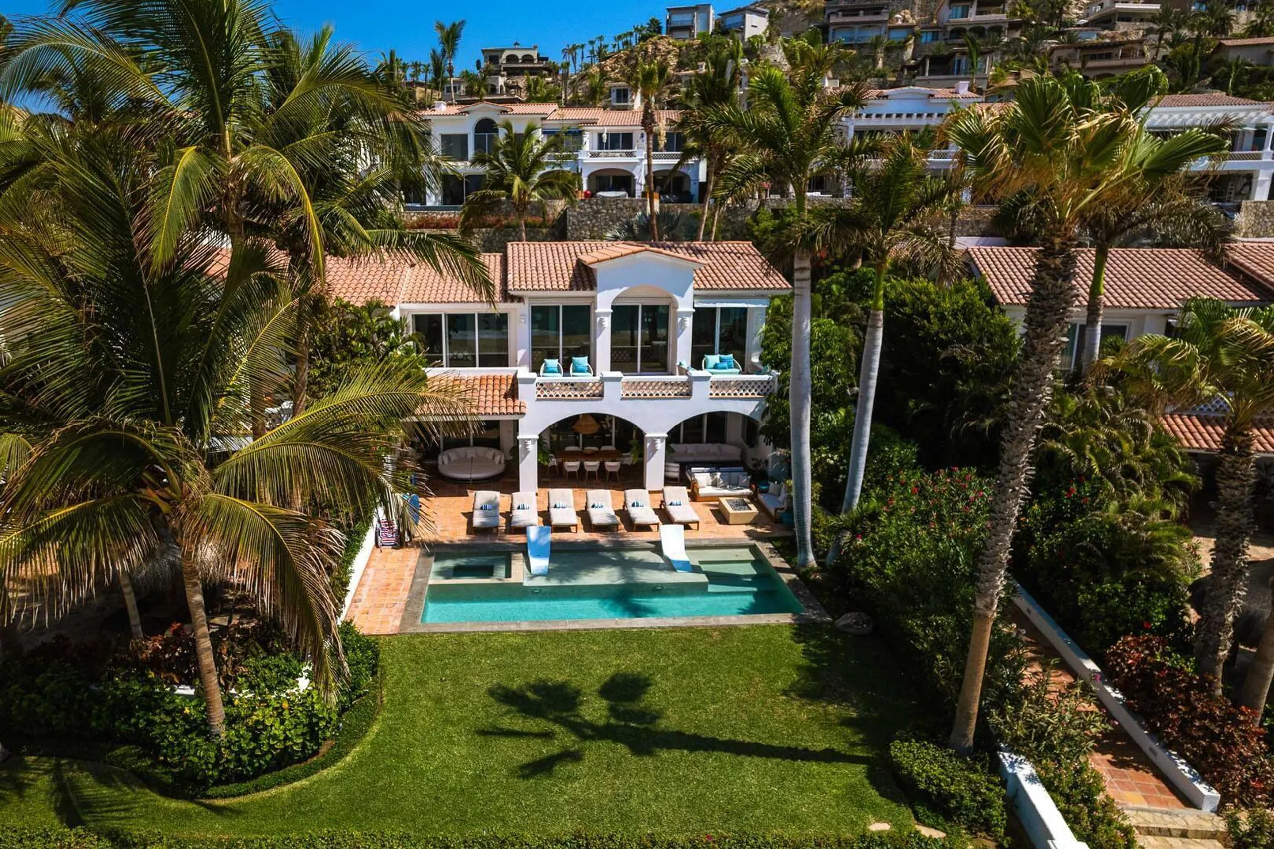 Palmilla Beachfront Elegance Villa with Resort Pool and Direct Beach Access, Villas Del Mar