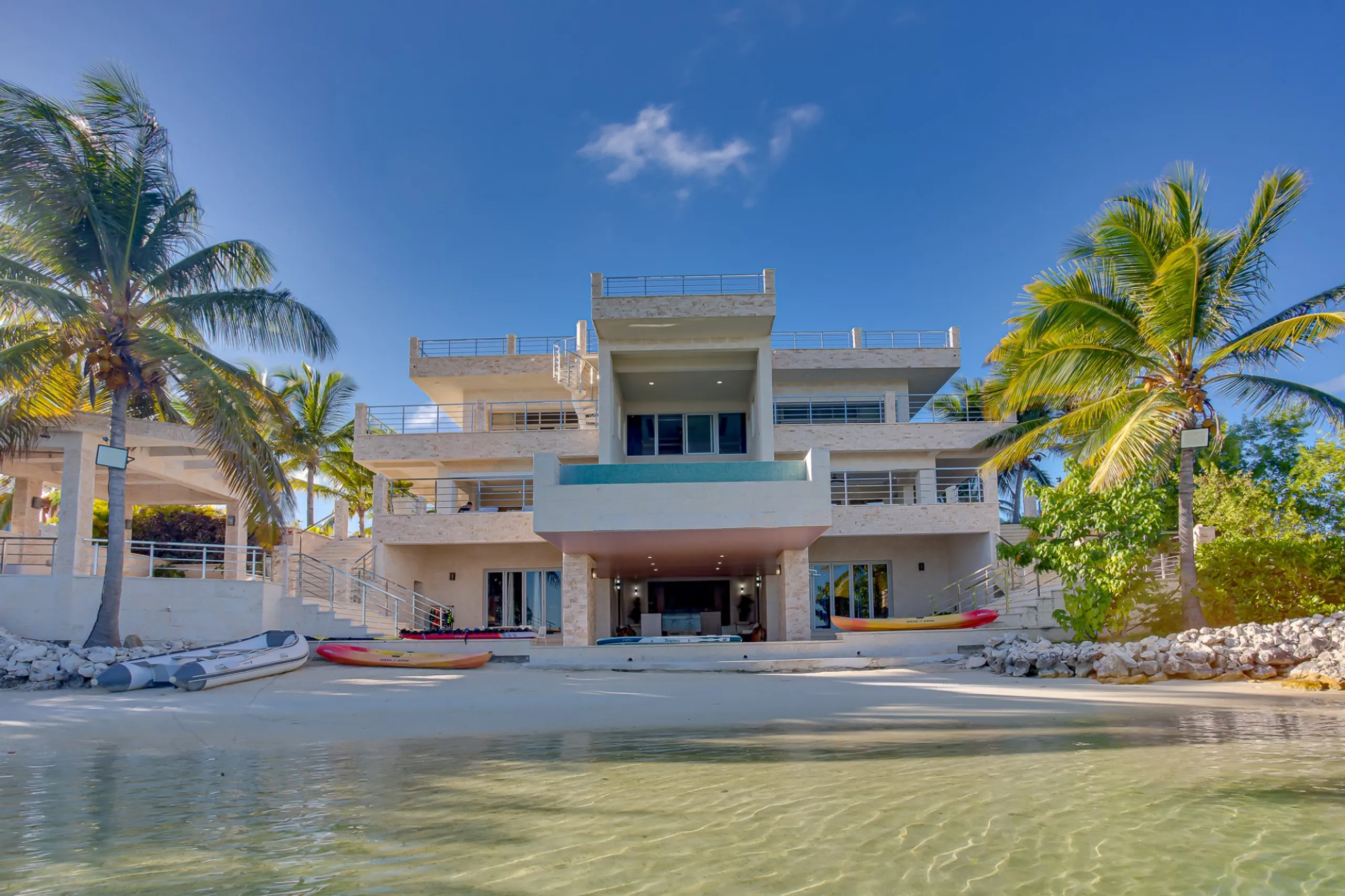 Majestic 11-Bedroom Beachfront Villa with Private Infinity Pool, and Private Beach — photograph 2