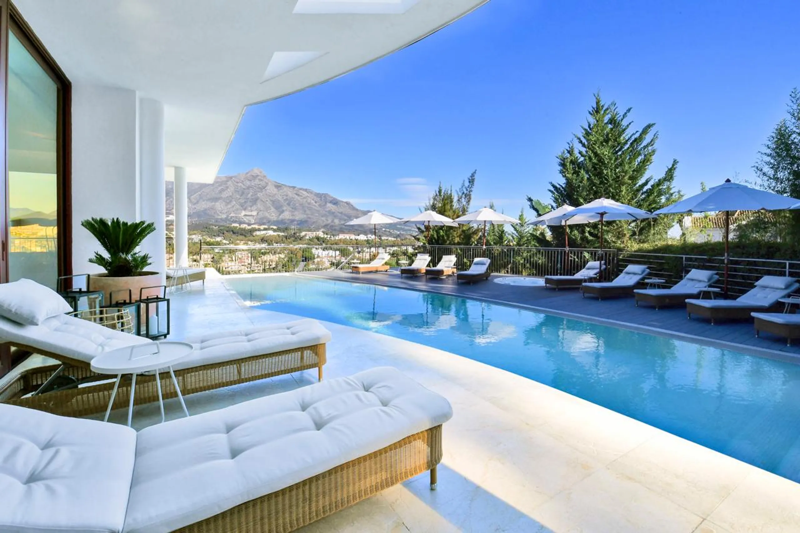 Spacious Nueva Andalucía Villa Infinity Pool, and Mediterranean Sea Views — photograph 3