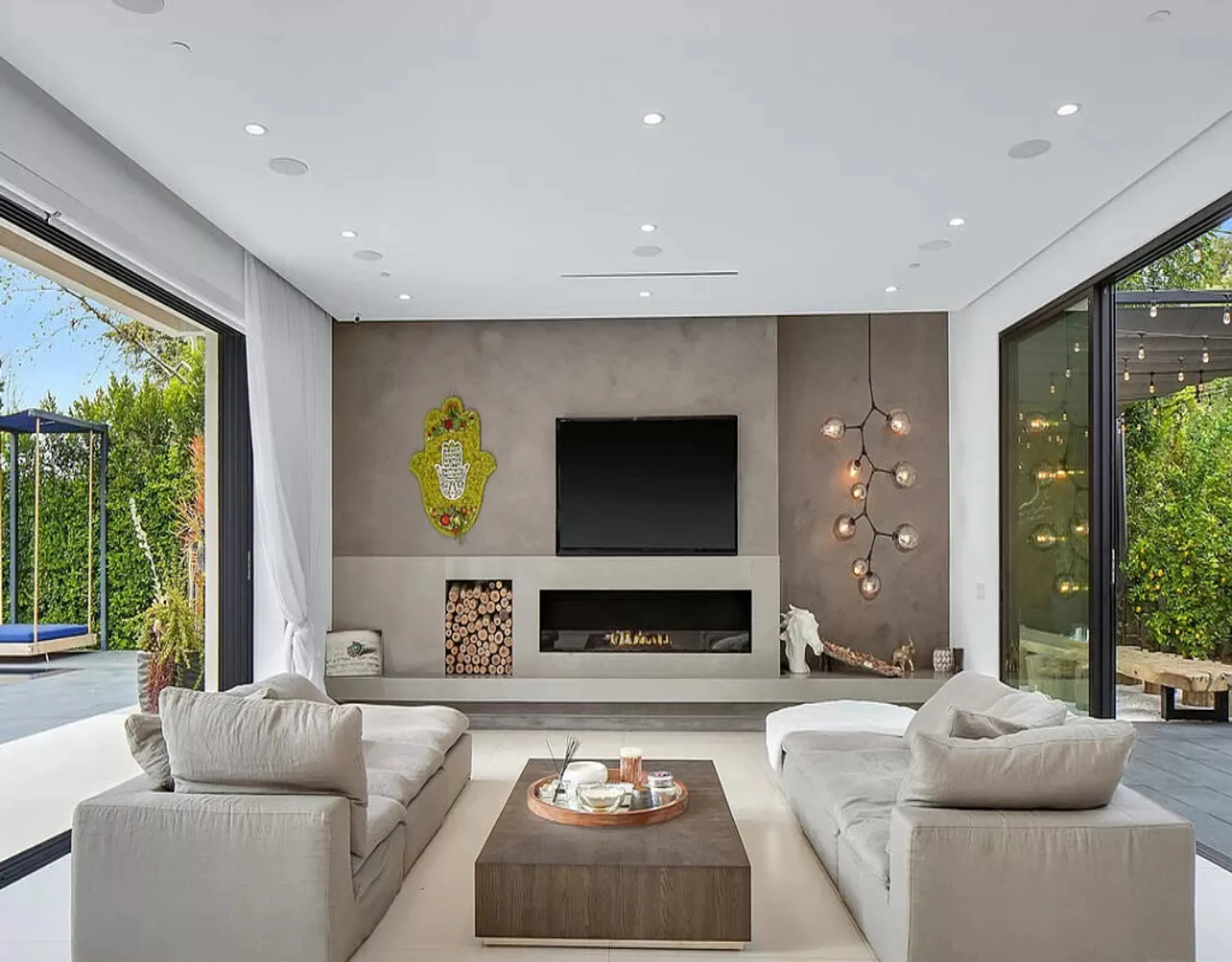 Outstanding Tarzana Estate with Invigorating Pool — photograph 3