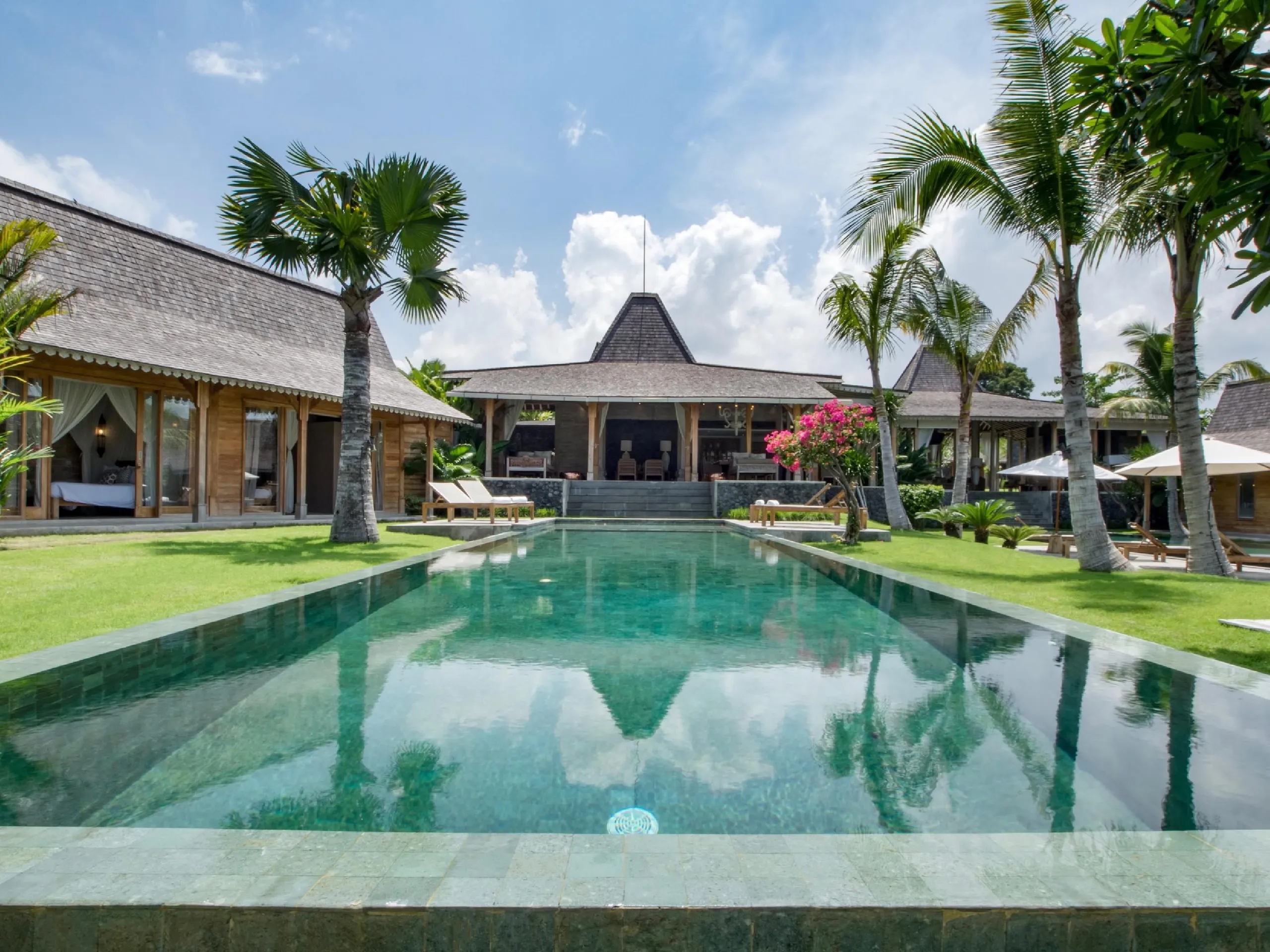 Grand Bali Estate with Large Private Pool and Lush Grounds — photograph 3