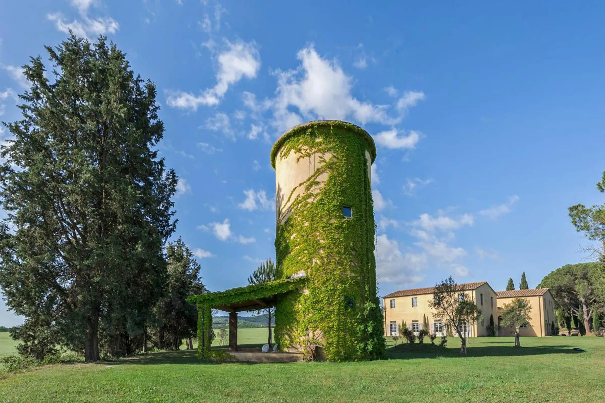 Idyllic 9-Bedroom Tuscan Villa with Private Pool, Stunning Grounds, and Hotel-Grade Services — photograph 4