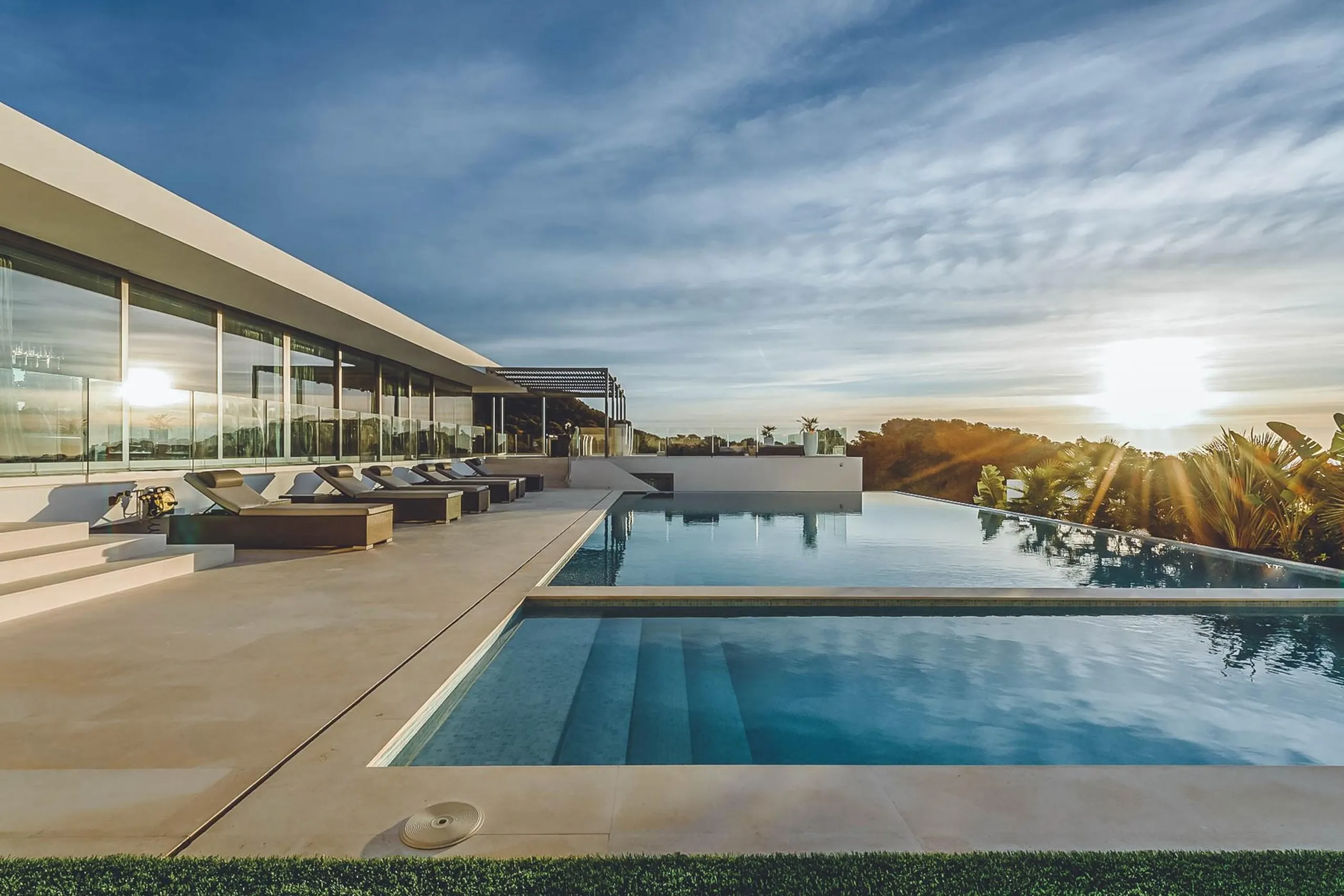 Awe-Inspiring Seafront Villa with Pool and Mediterranean Views — photograph 2