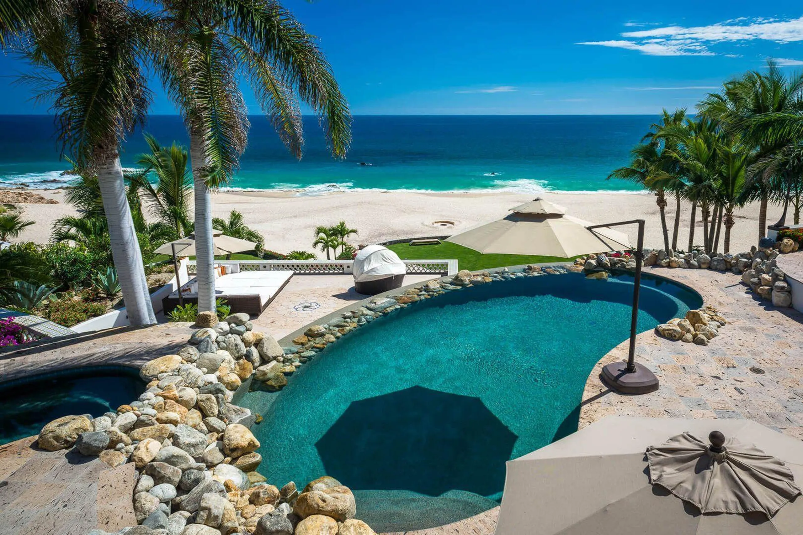 Expansive Palmilla Oceanfront Estate with Private Pool and Ocean Views — photograph 2