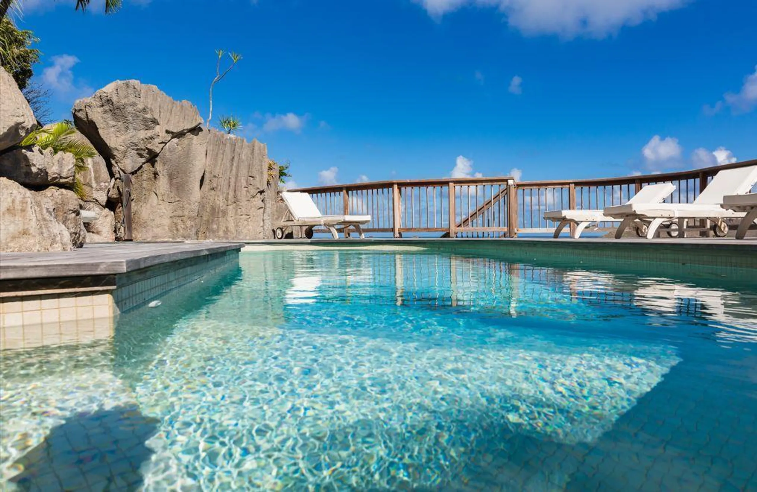 Traditional Colonial Villa with Heated Pool and Majestic Ocean Views — photograph 2
