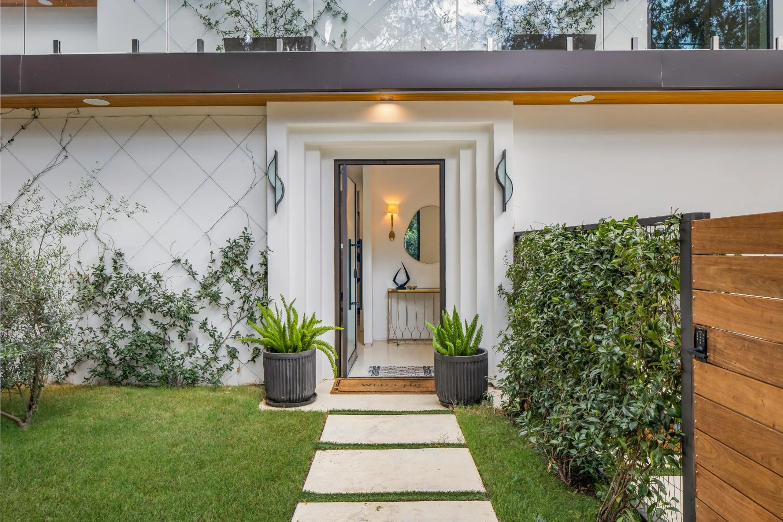 Modern Laurel Canyon Estate with Luxury Pool — photograph 12