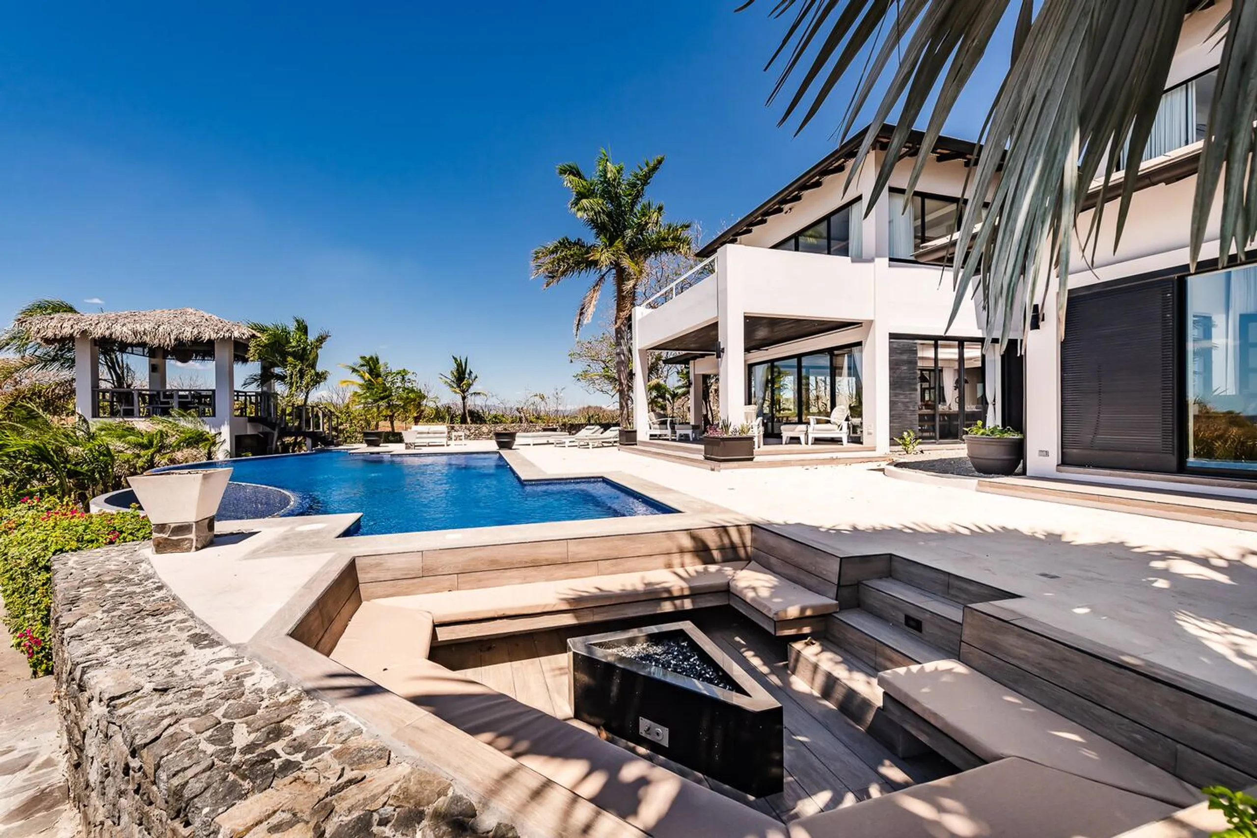 Stunning 7BR Oceanfront Estate with Invigorating Pool — photograph 3