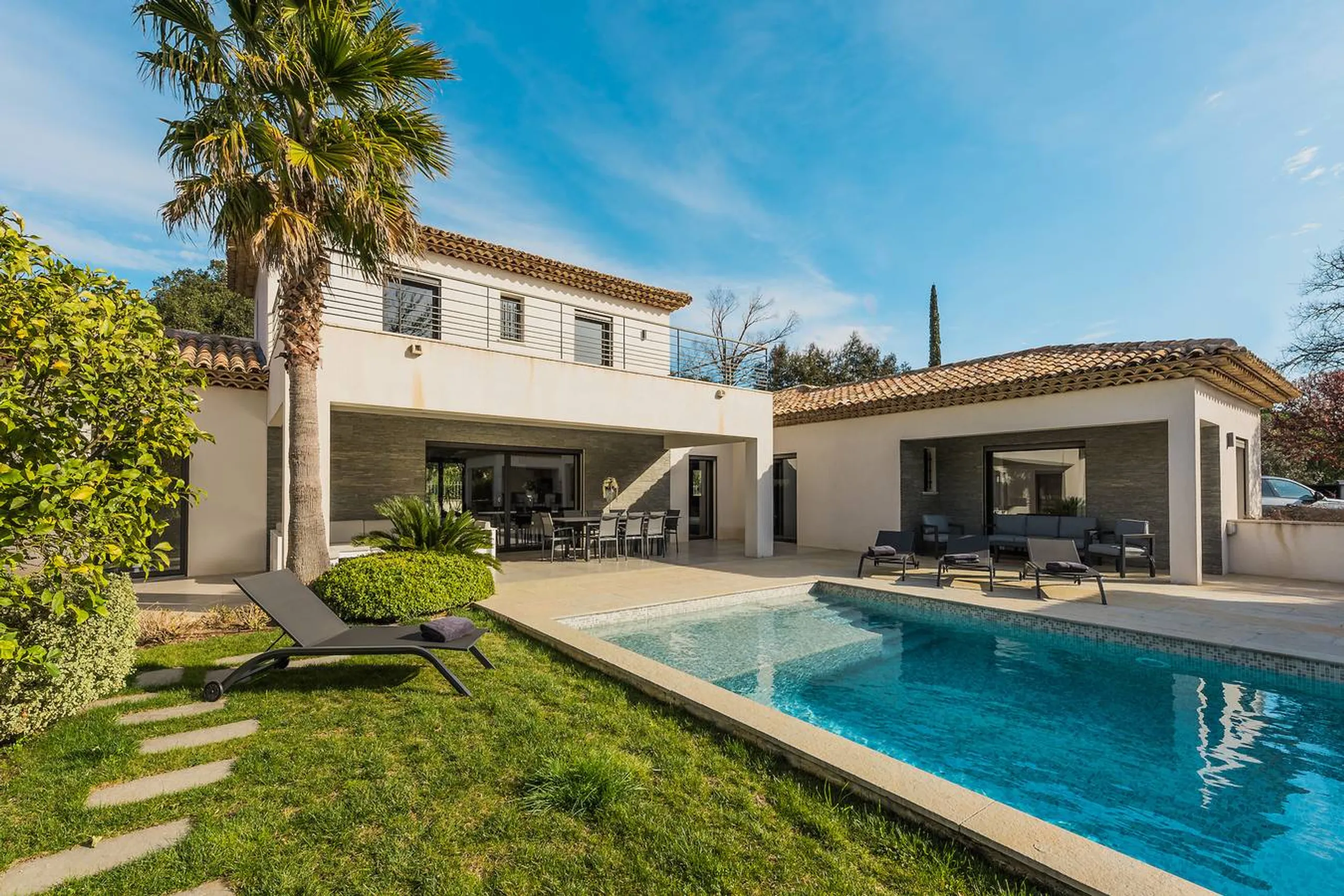 Tranquil St. Tropez Villa with Jacuzzi, Sauna & Garden Retreat — photograph 2