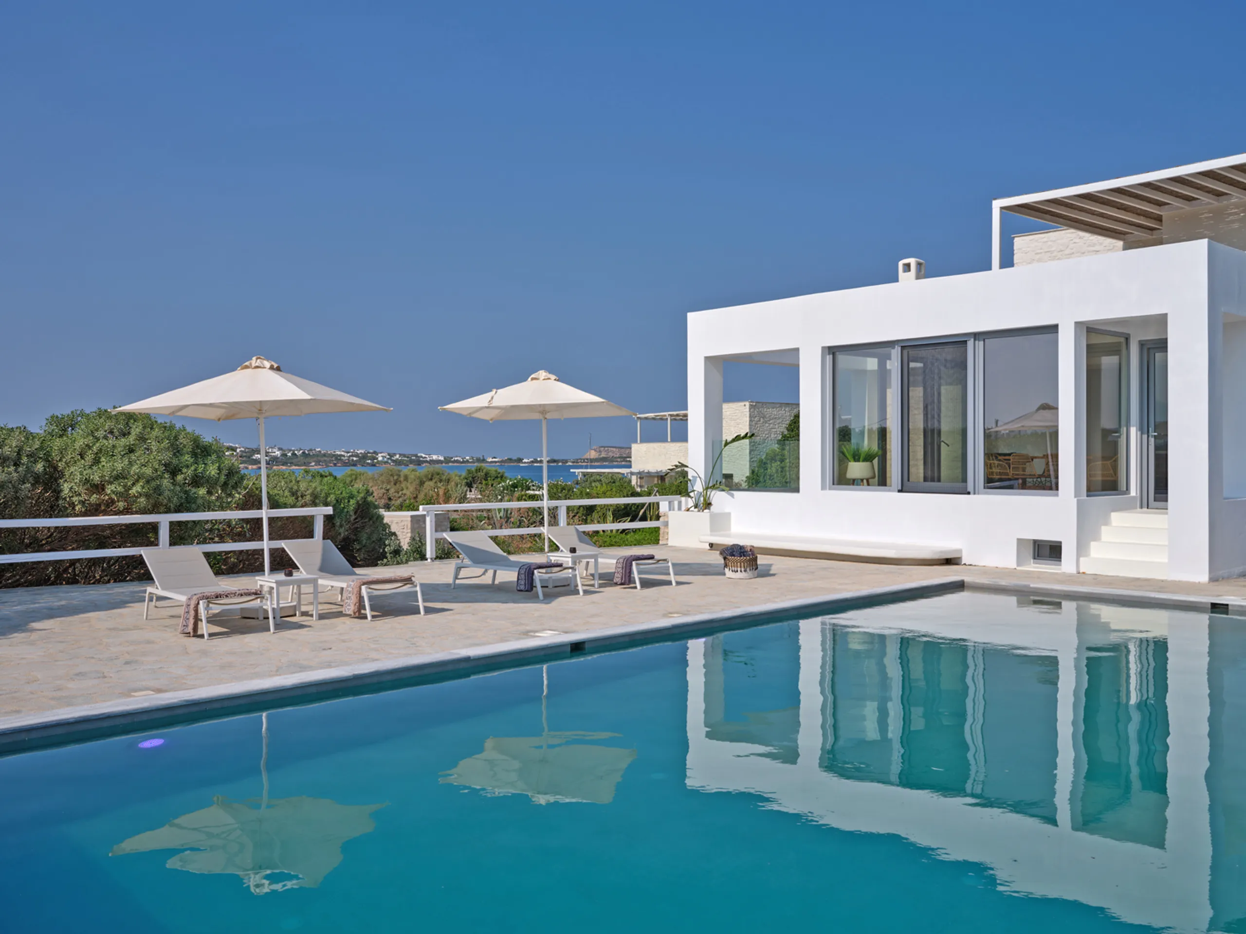 Deluxe Three-Level Villa with Private Pool, Terrace and Overlooking Sea Views — photograph 7
