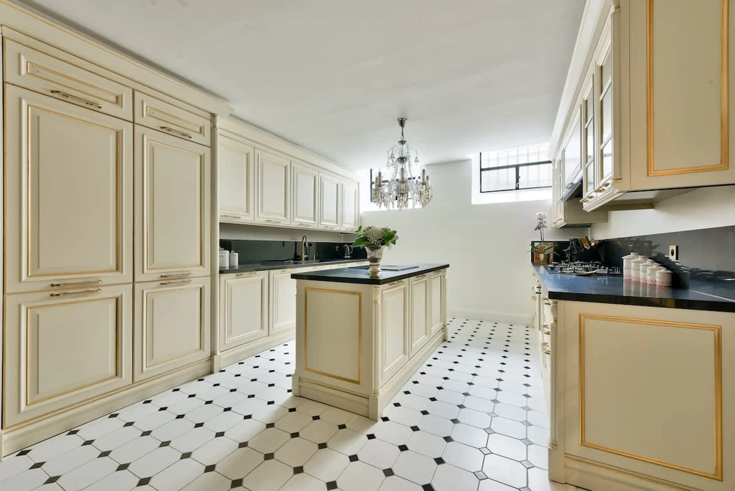 Palatial Parisian Villa with Majestic Interiors and Eiffel Tower nearby — photograph 10