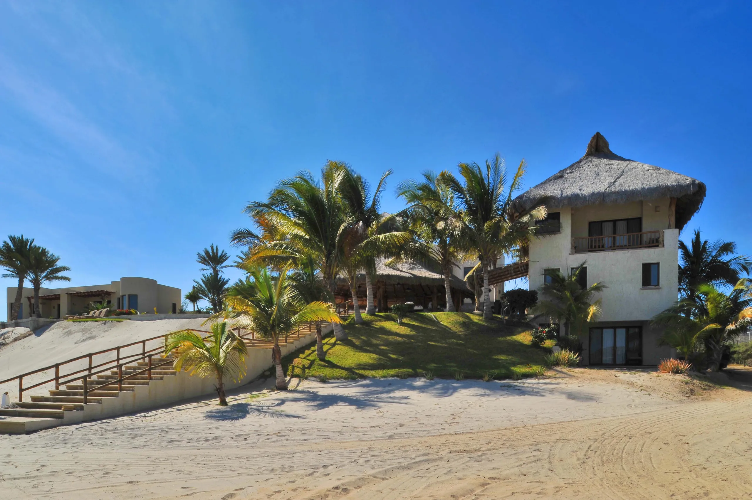 Charming Beachfront La Paz Luxury Villa with Pool, Large Palapa and Ocean Views — photograph 4