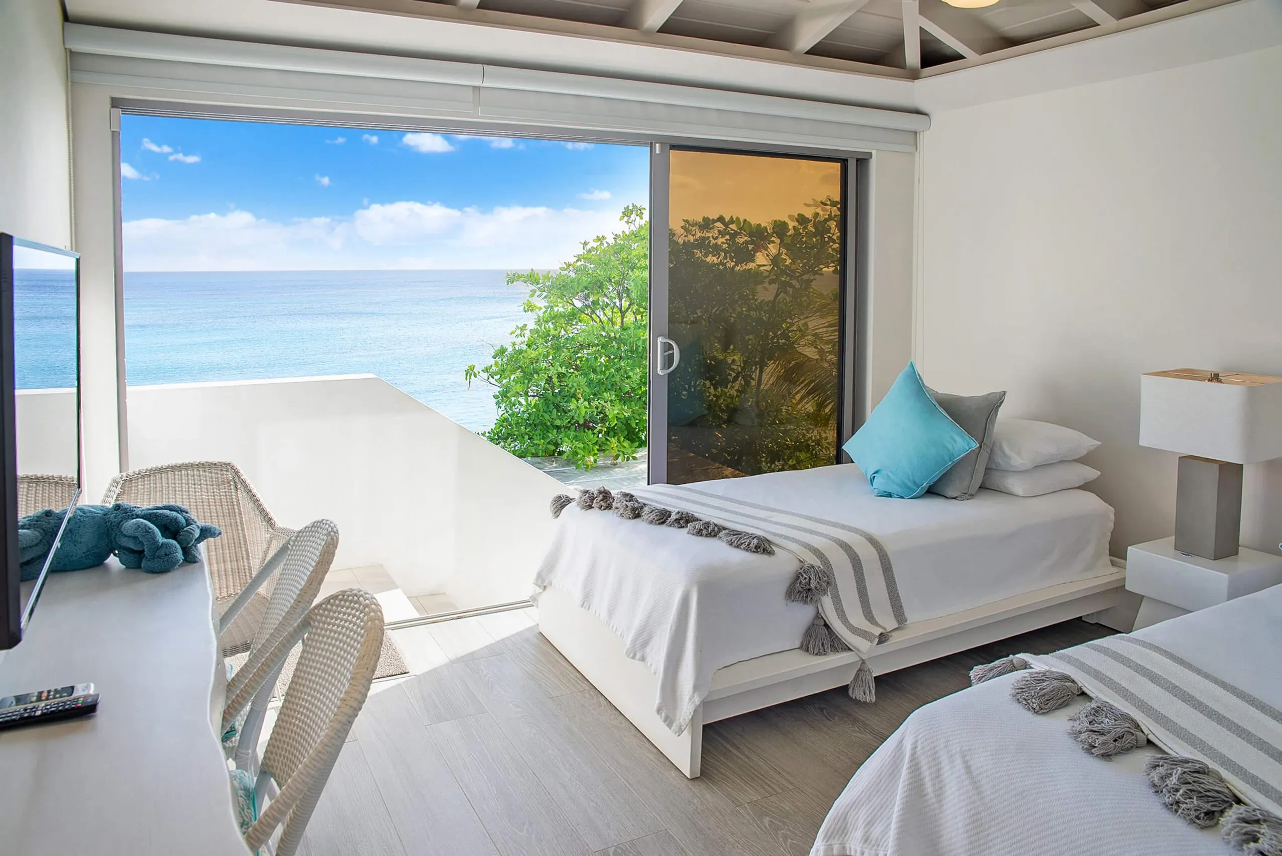 Contemporary Beachfront Villa with Private Pool and Pristine Sea Views — photograph 10