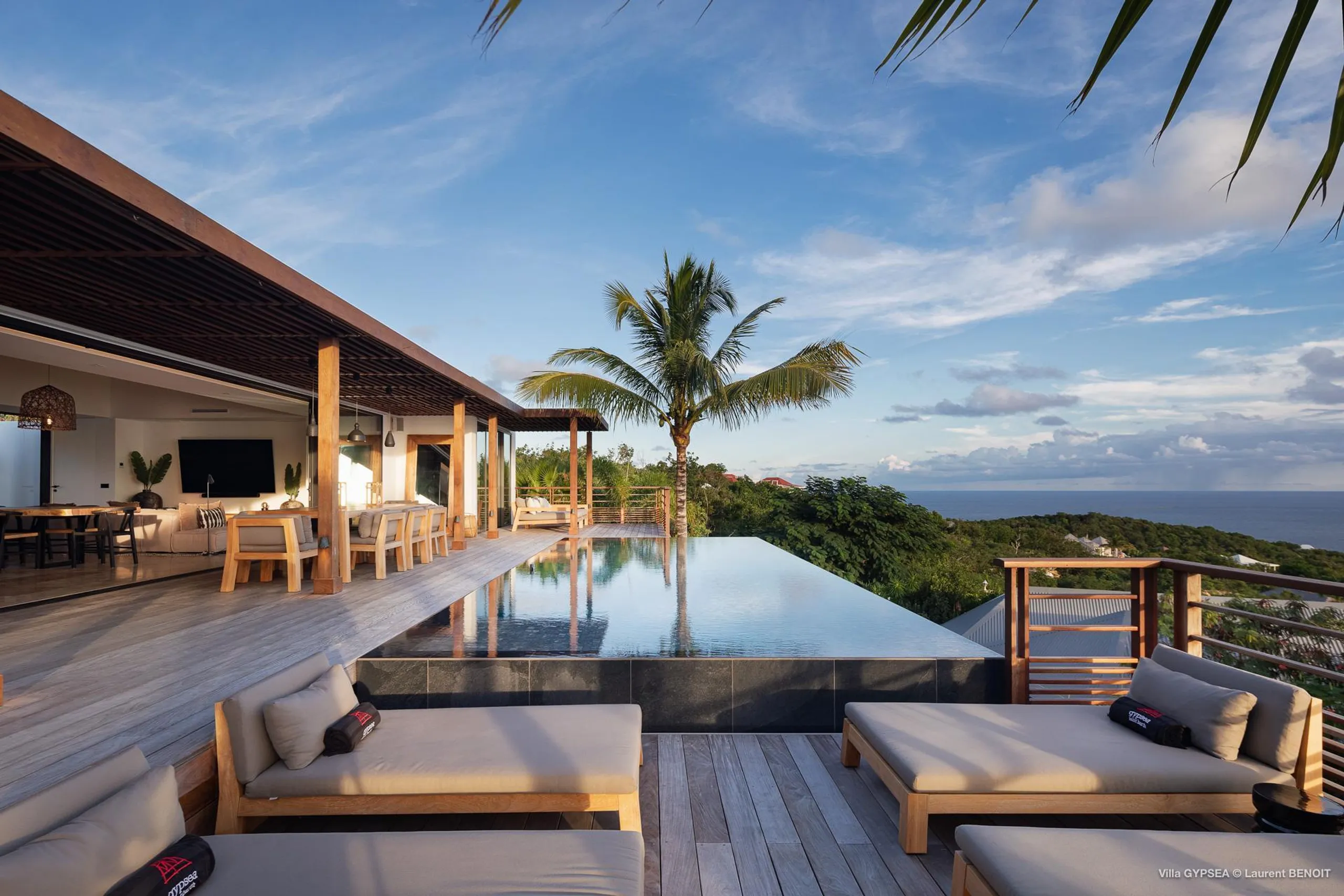 Sophisticated Seaview Estate with Infinity Pool and Sun Deck — photograph 2