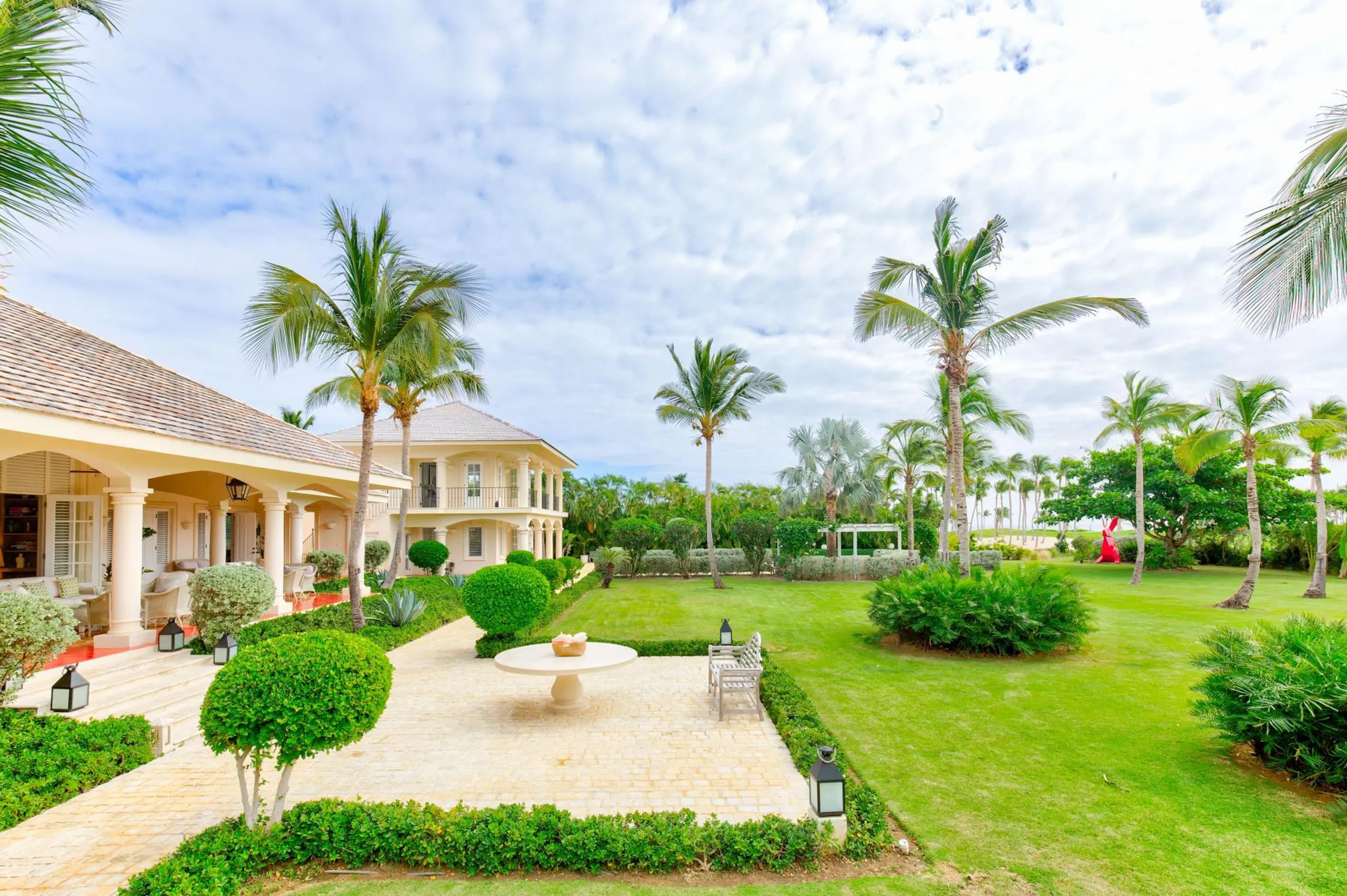 Nature-Surrounded Villa with Private Pool and Immense Garden — photograph 4
