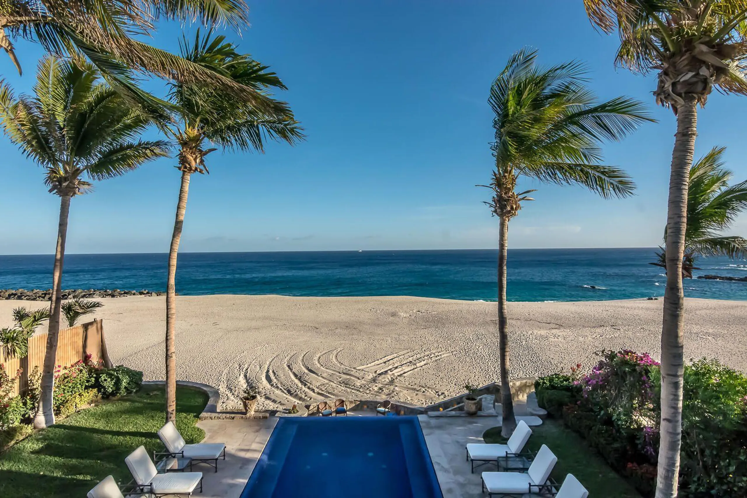 Elegant Palmilla Oceanfront Luxury Estate in VIllas Del mar with Grad Poll and Ocean Views — photograph 3