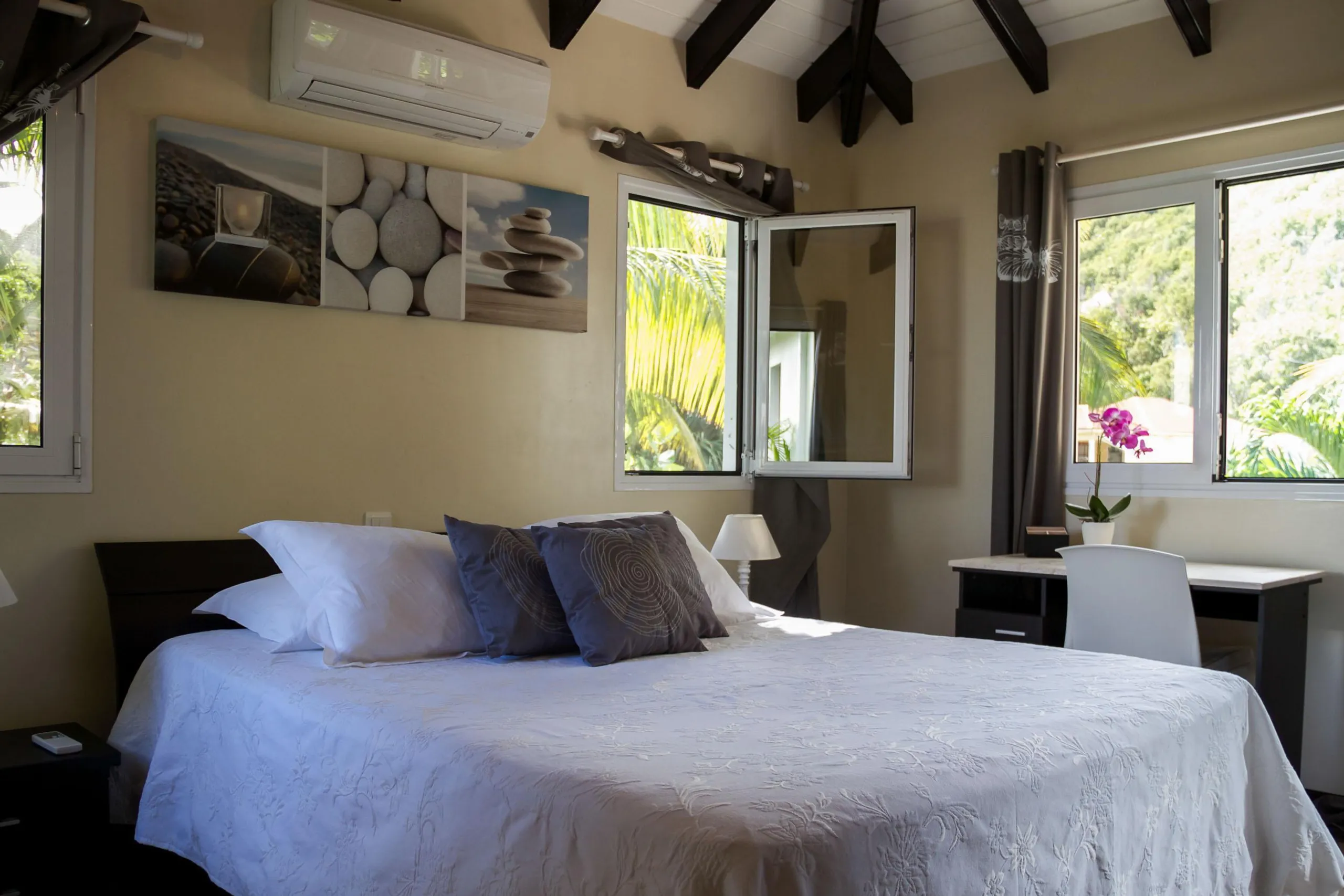 Lavish Seaview Villa with Private Pool and Walks to Beach — photograph 6