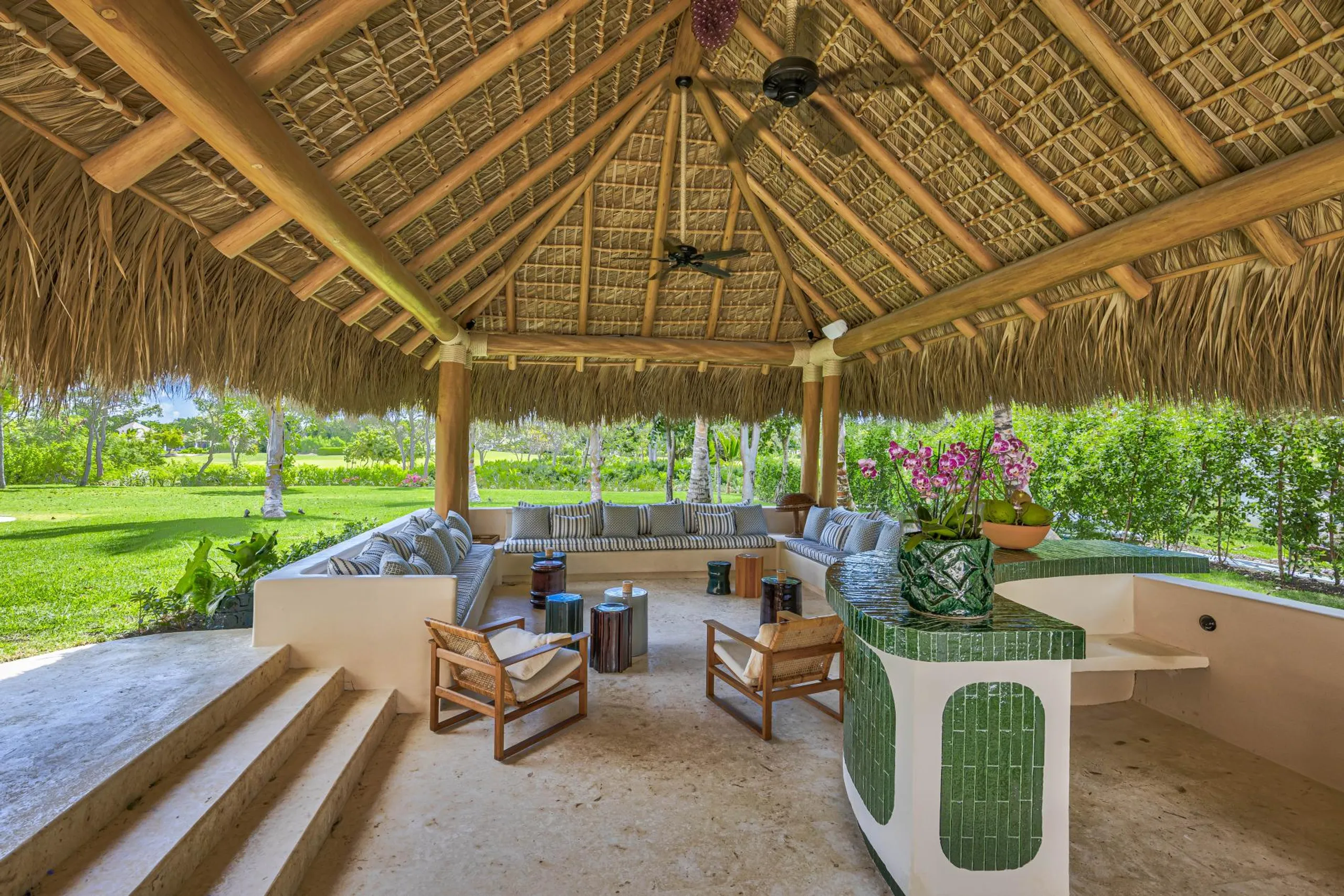 Eclectic 5BR Villa with Private Pool and Lush Surroundings — photograph 6