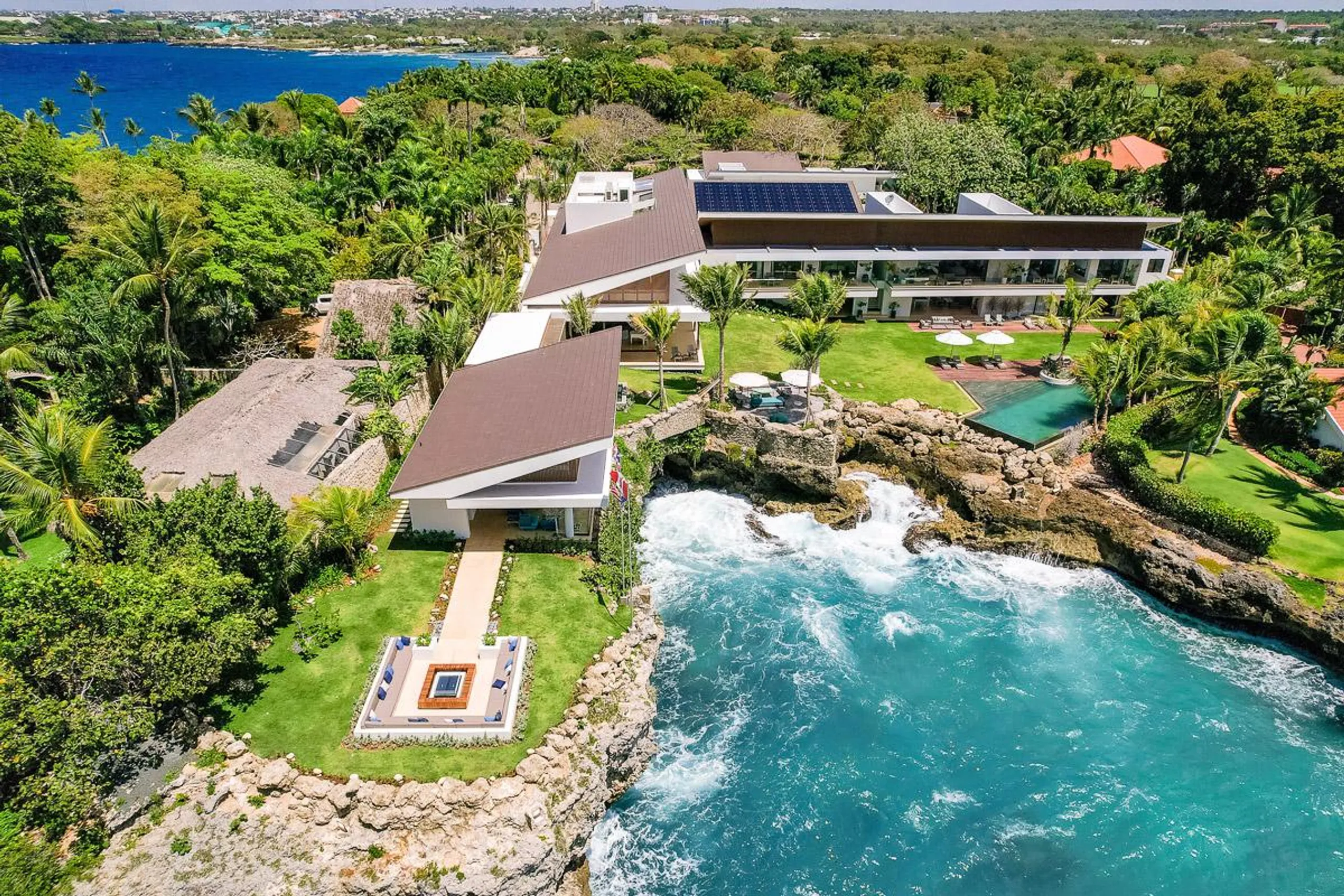 Glamorous Seaside Estate with Infinity Pool and Walks to Beach in La Romana