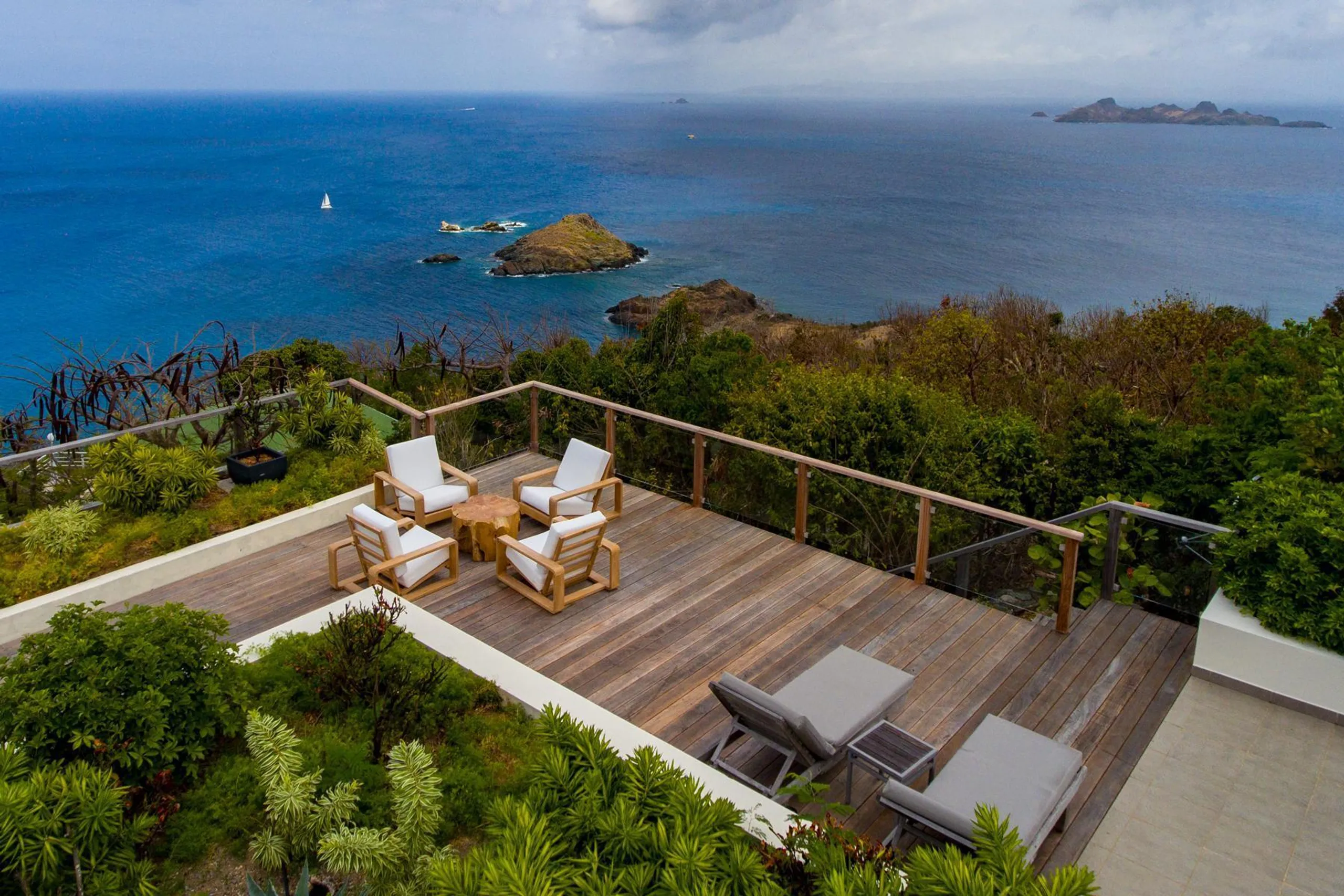 Glamorous Oceanside Estate with Private Pool and Gourmet Kitchen — photograph 4